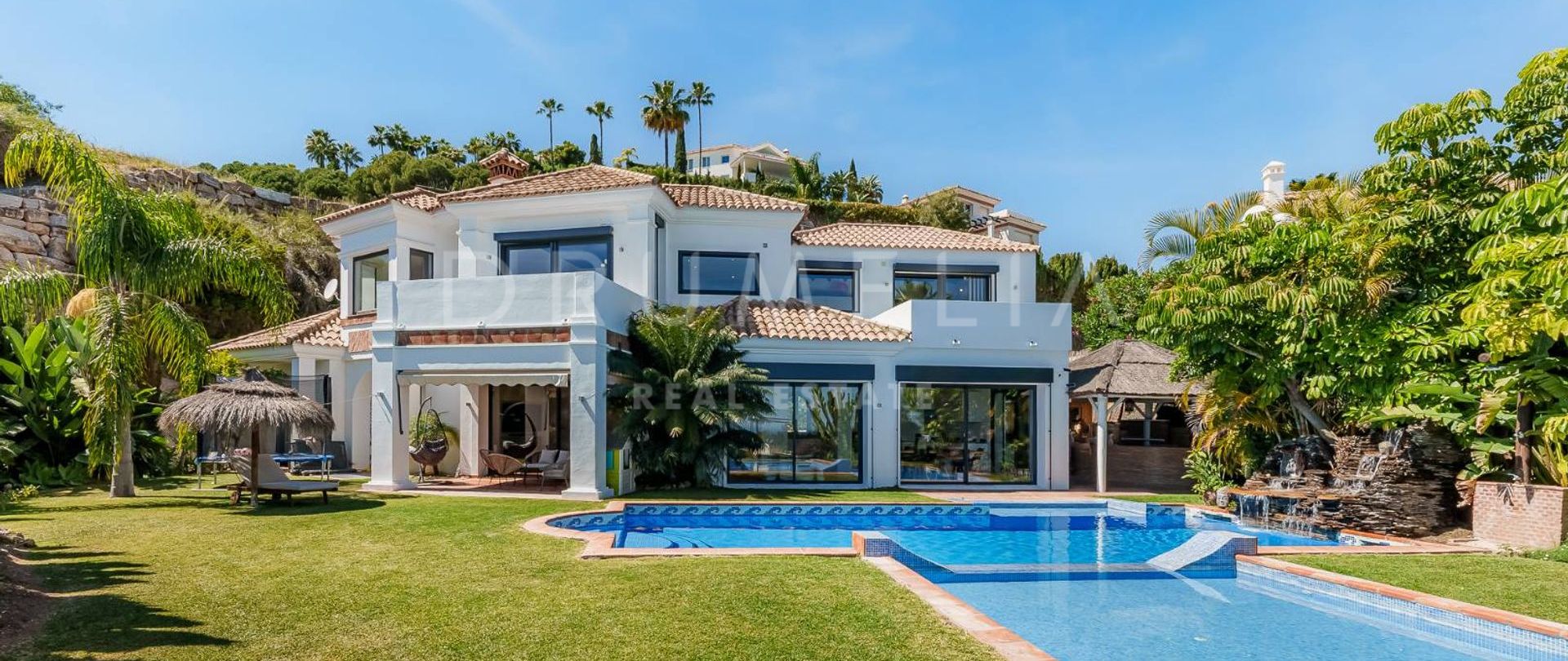 Preciosa villa mediterránea moderna en venta en Puerto del Almendro, Benahavis