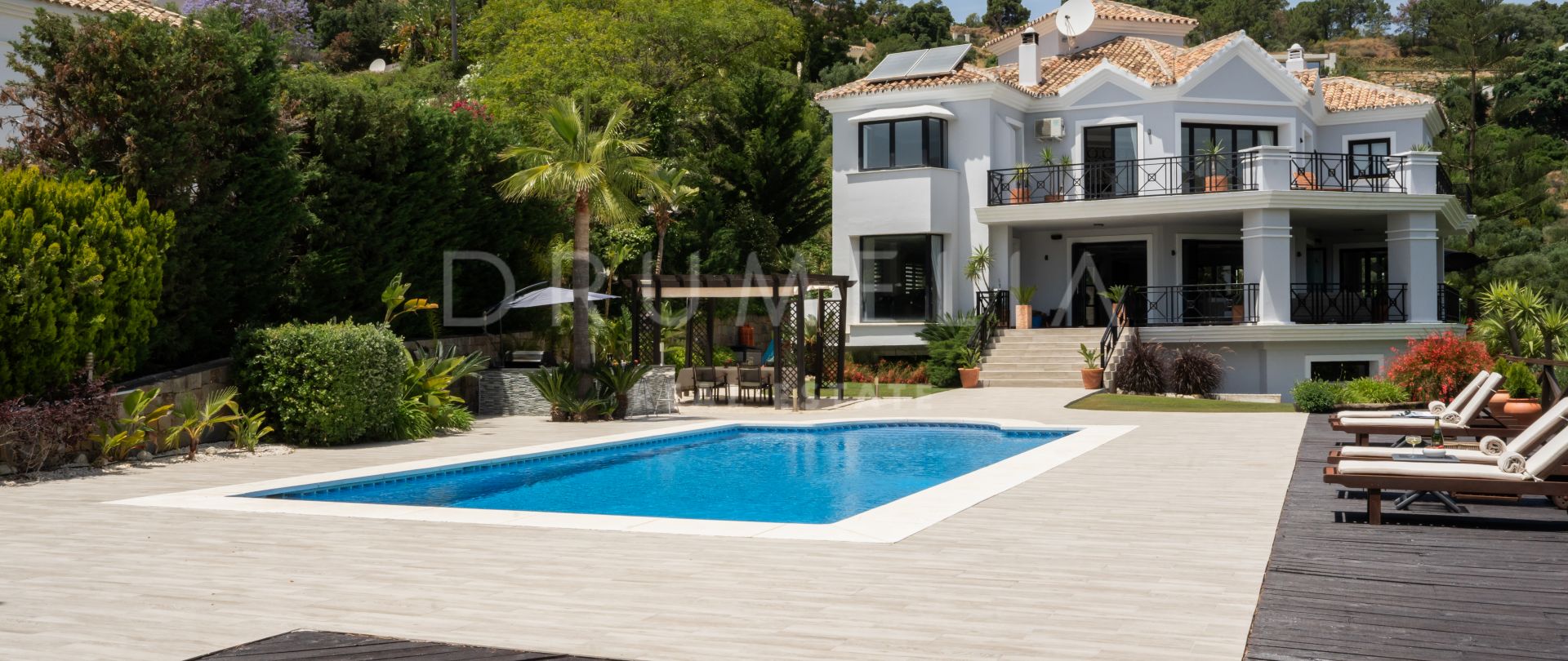 Villa de Style Méditerranéen à Monte Mayor avec Piscine Privée et Vue Panoramique sur la Mer et la Montagne