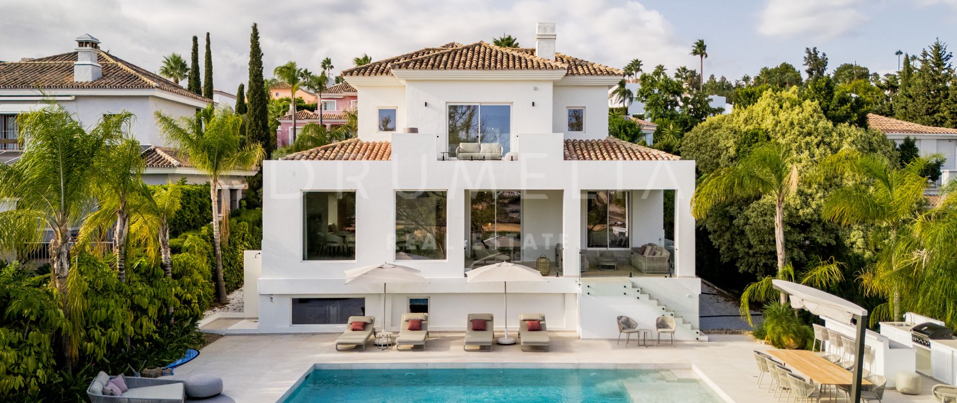 Villa totalmente reformada de estilo contemporáneo en venta en Atalaya Golf, Benahavis