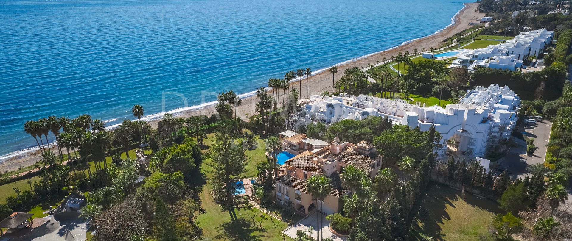 Wonen aan het strand: 8 slaapkamers en panoramisch uitzicht op zee met directe toegang tot het strand in Hacienda Beach- Estepona