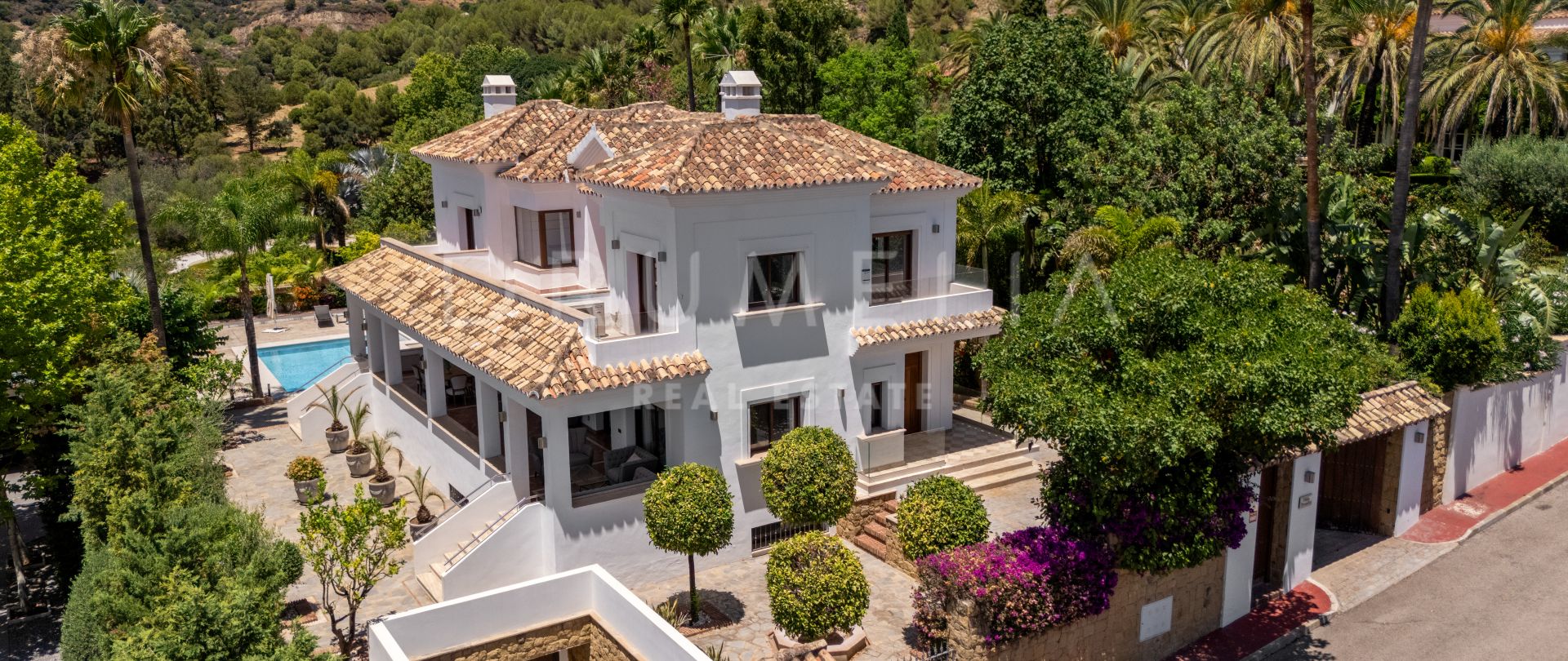 Villa de 5 Dormitorios con Increíbles Vistas Panorámicas al Mar y a la Concha en Los Picos- Milla de Oro de Marbella