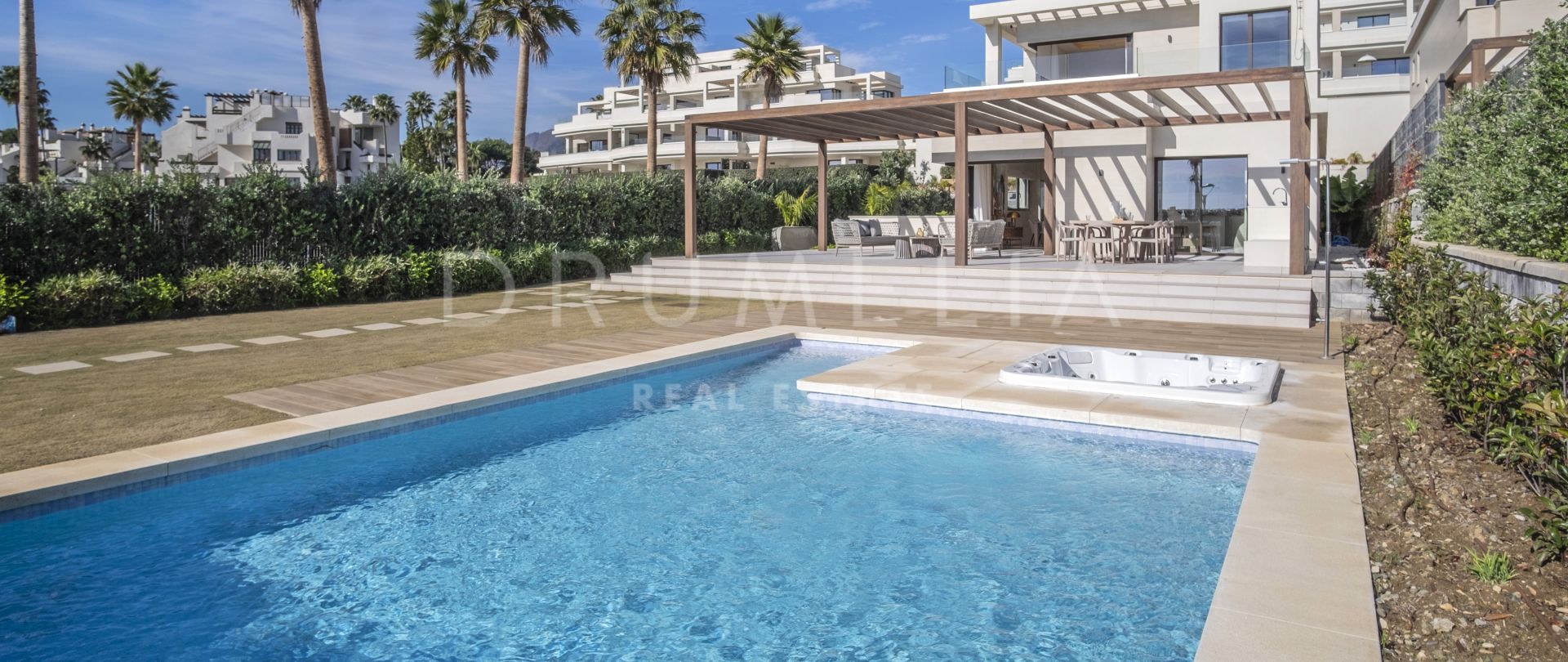 Luxe wonen aan het strand: Villa met 4 slaapkamers en panoramisch zeezicht met directe toegang tot het strand - Velaya, Estepona