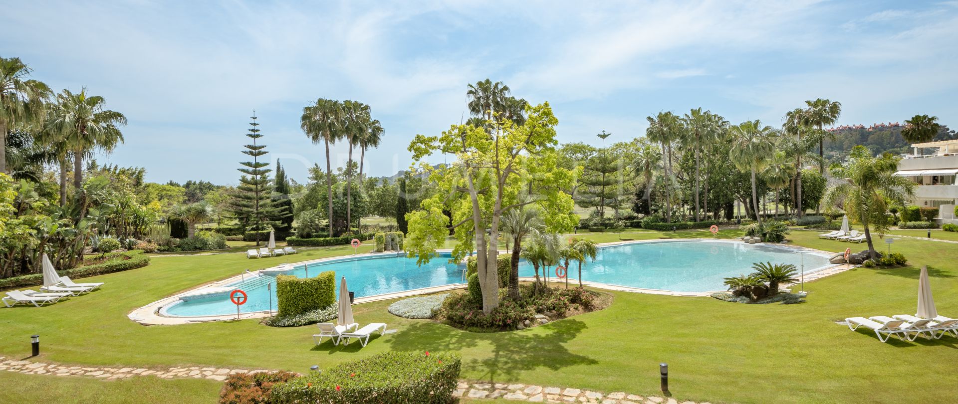 Los Granados Golf: Experience the Luxury of Golf Front Living and Iconic Views with this Exquisite 3-Bed Apartment