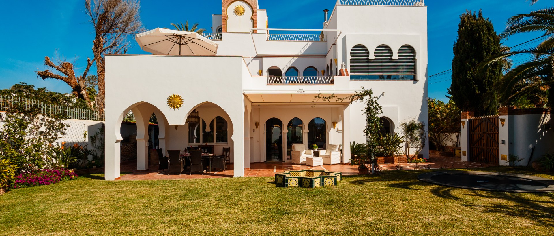 Villa "Al-Andaluz", con piscina de agua salada y vistas al mar, a un minuto a pie de la playa de Costabella, Marbella
