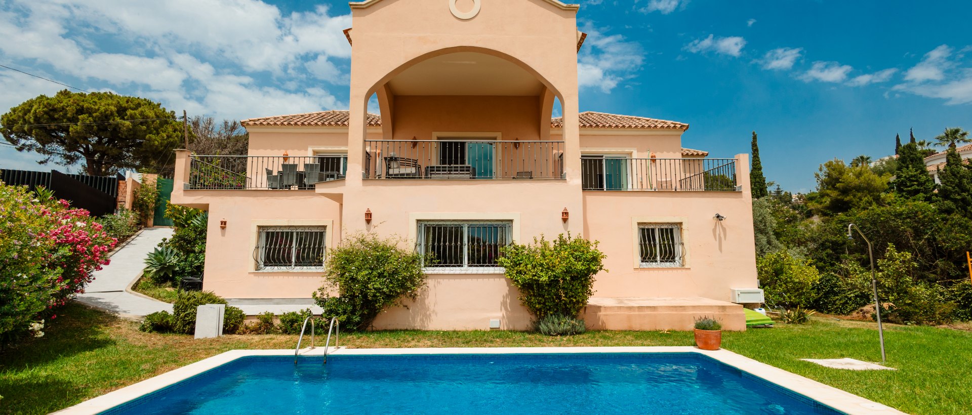 Increíble villa de 5 dormitorios, con piscina privada y vistas al mar, en El Rosario, Marbella
