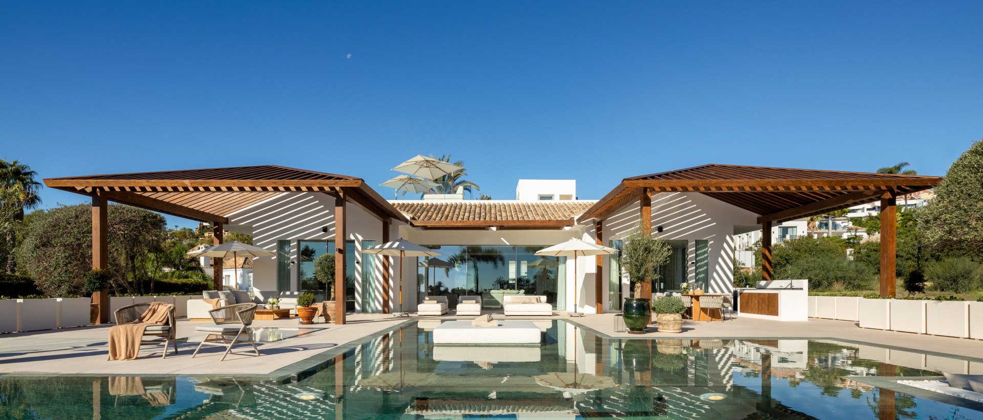 Villa Olivia | 6-Schlafzimmer Villa in Golfplatz-Frontlage | Golf Valley, Nueva Andalucía | Meerblick