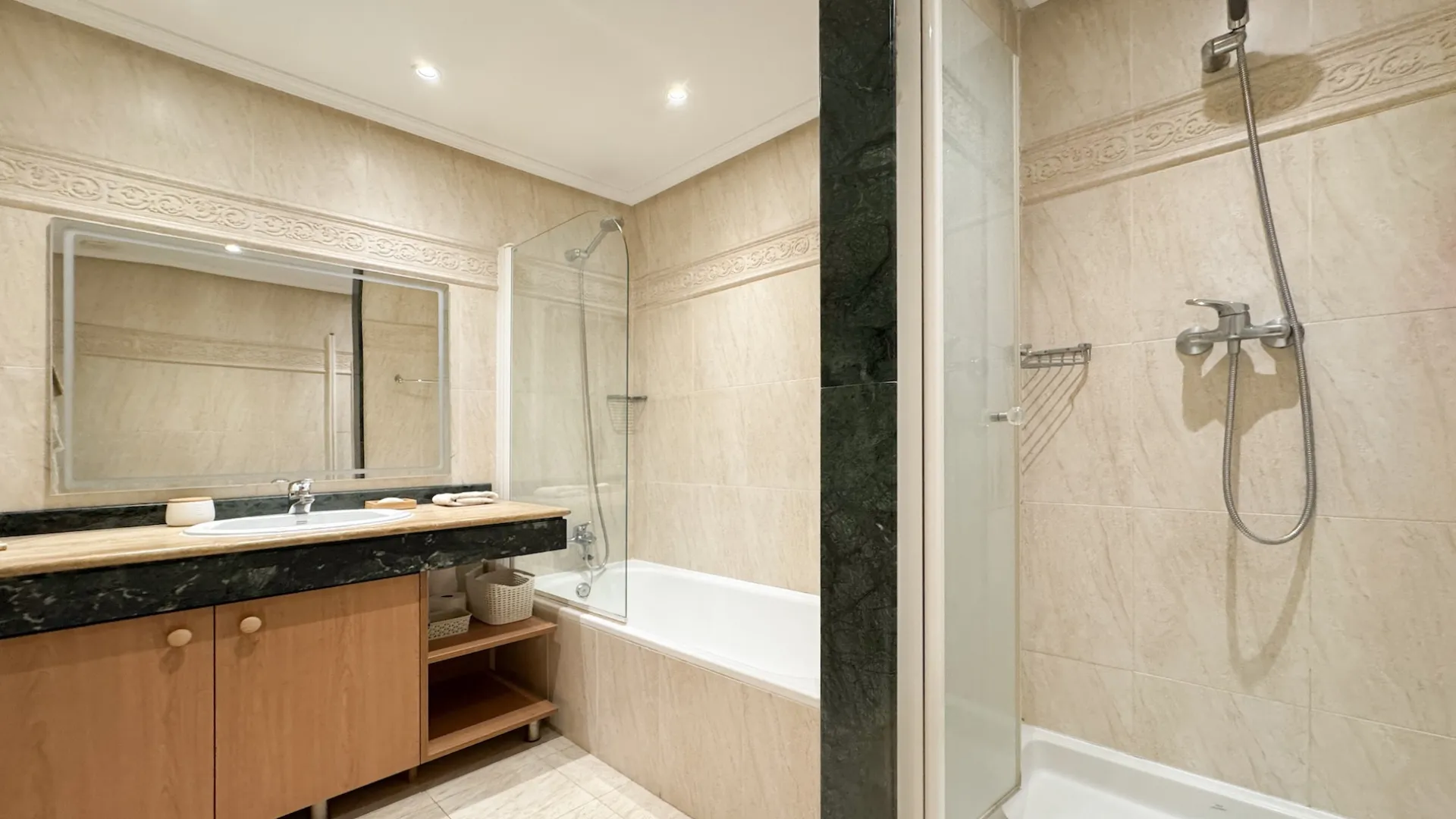 Se vende apartamento con 2 dormitorios en Selwo Hills