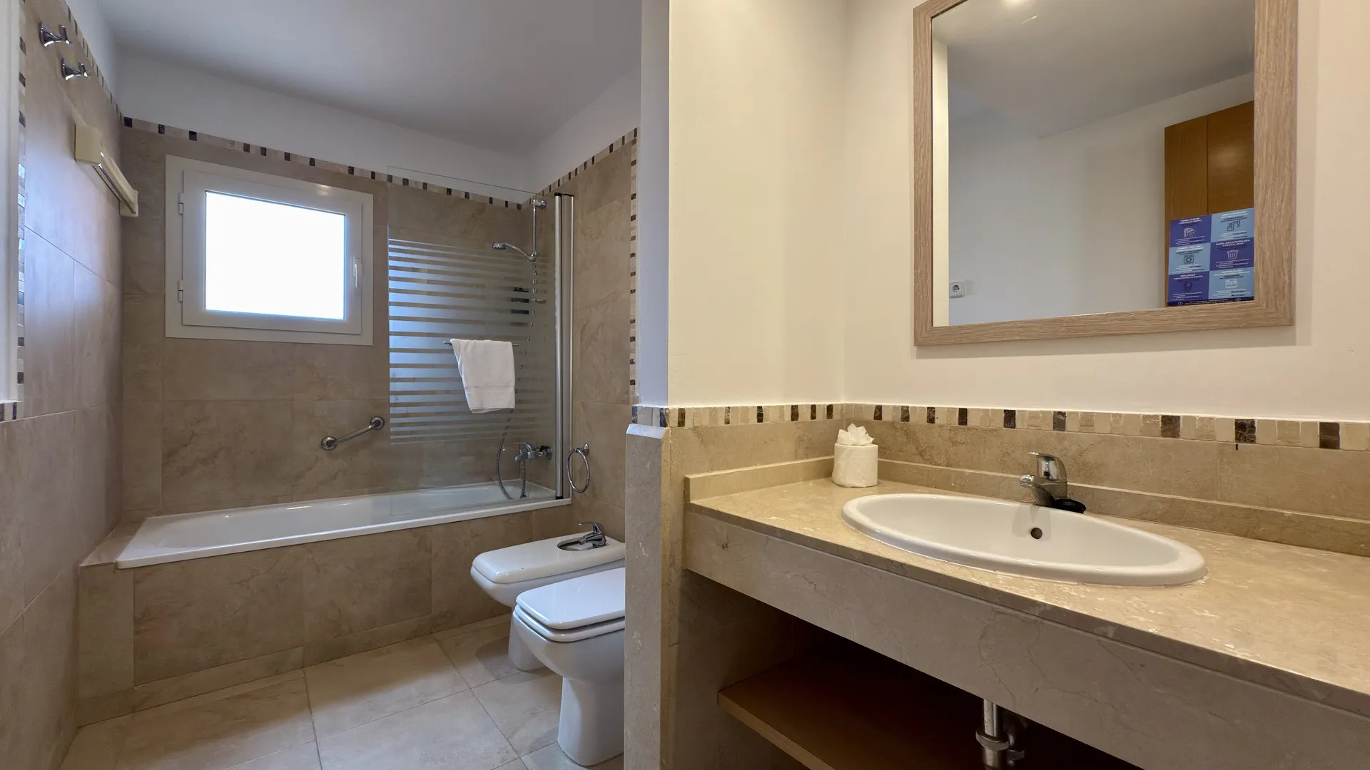 Comprar apartamento planta baja en Bahia de las Rocas con 2 dormitorios