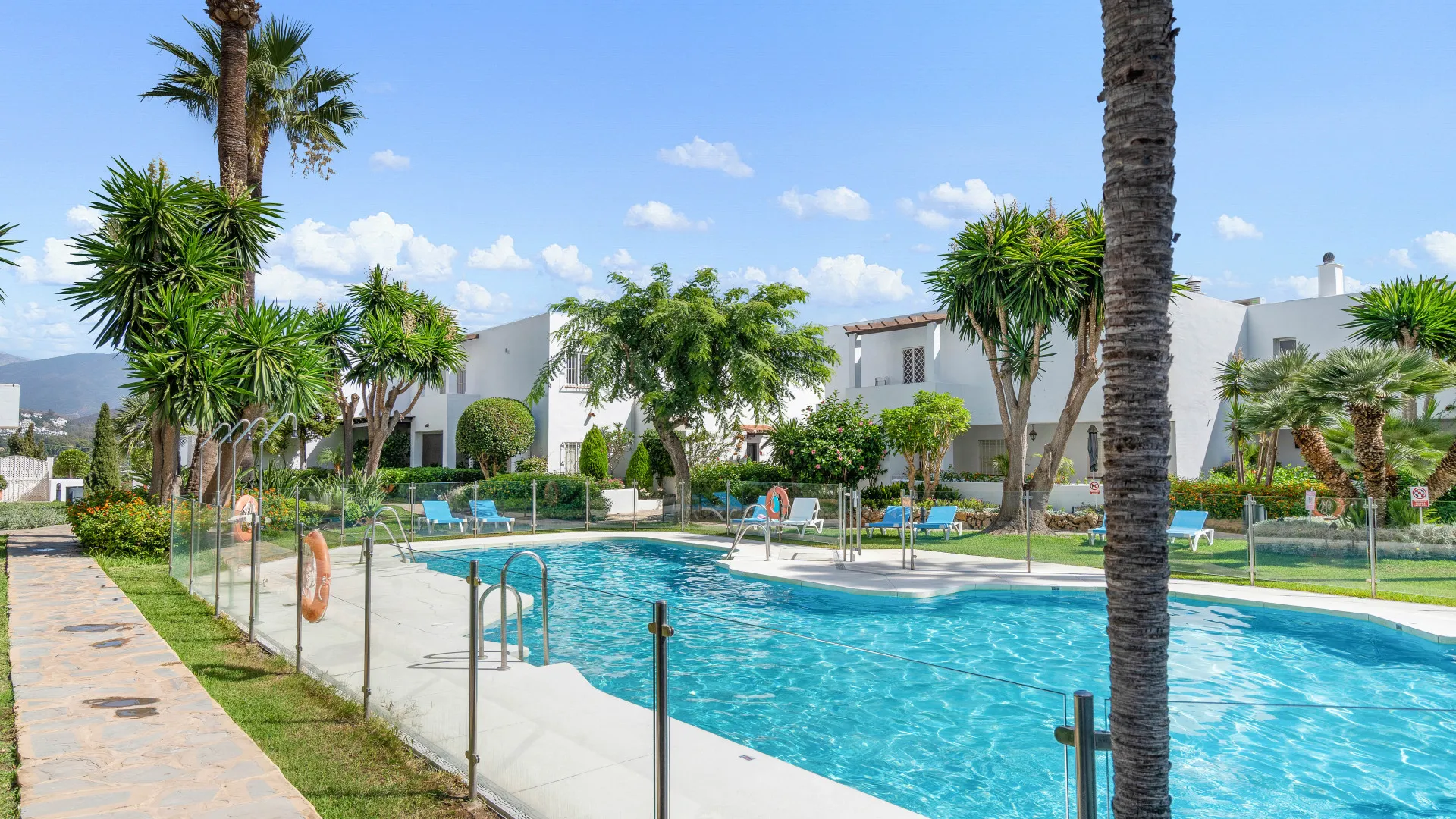Se vende apartamento de 4 dormitorios en Jardines de Andalucia