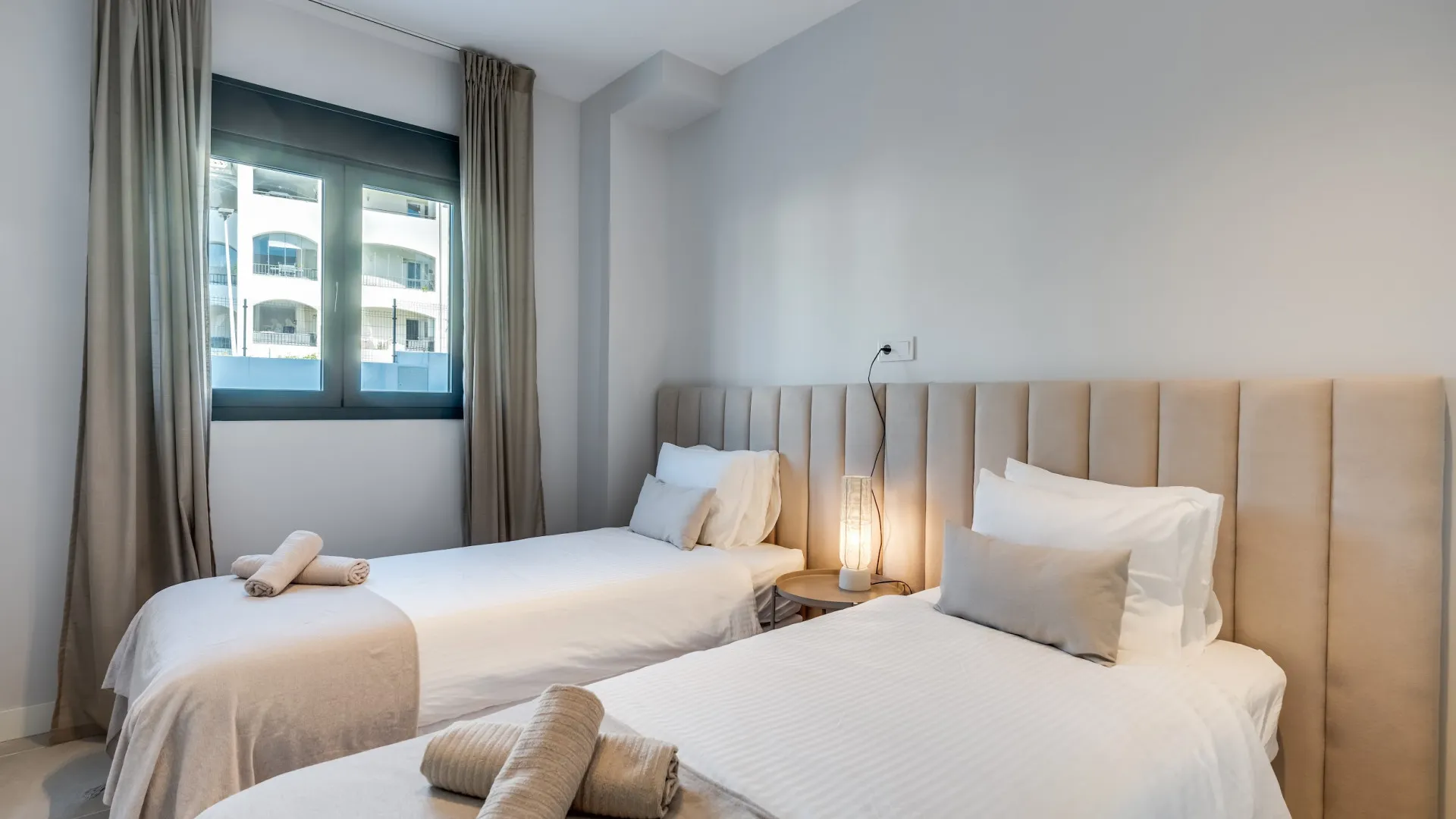 Comprar apartamento planta baja de 2 dormitorios en Estepona