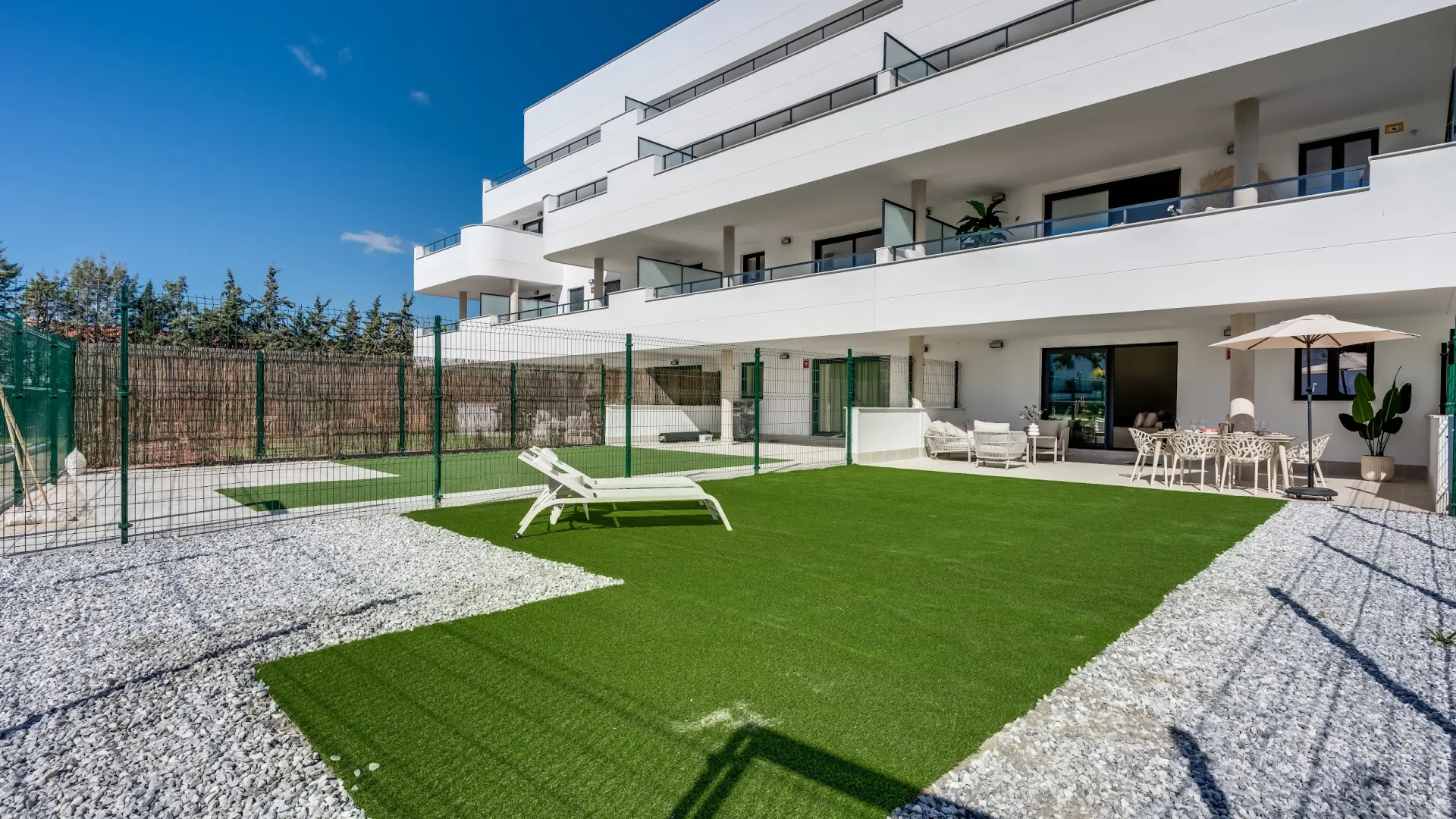 Comprar apartamento planta baja de 2 dormitorios en Estepona