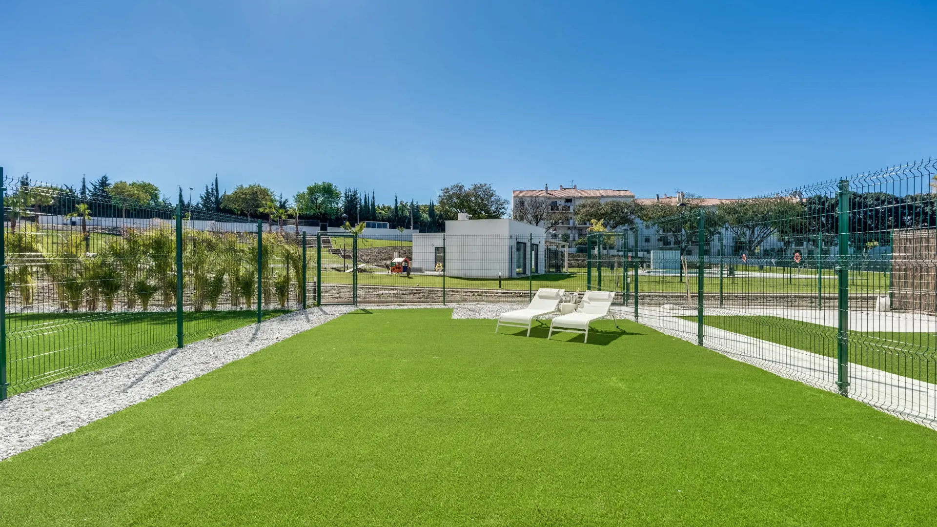 Comprar apartamento planta baja de 2 dormitorios en Estepona