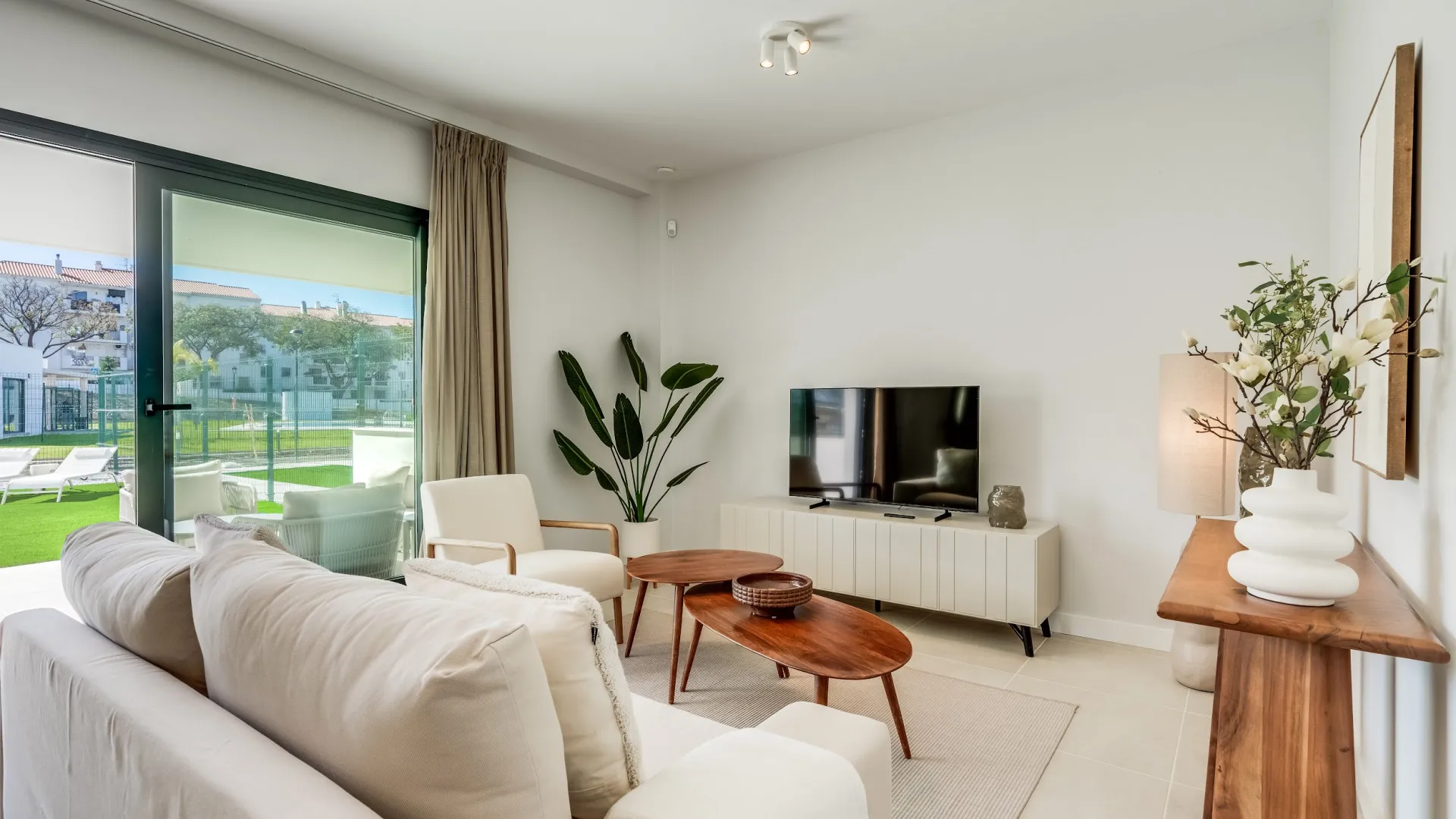 Comprar apartamento planta baja de 2 dormitorios en Estepona