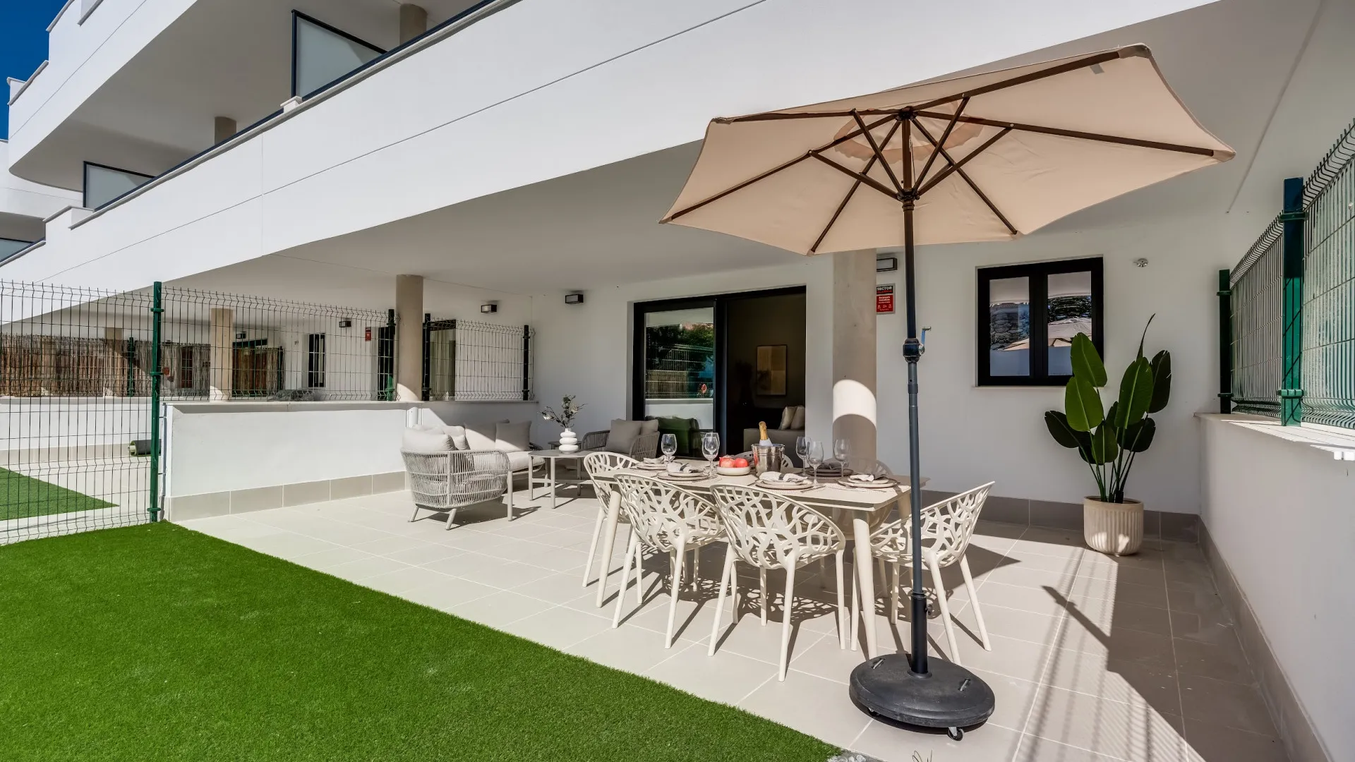 Comprar apartamento planta baja de 2 dormitorios en Estepona