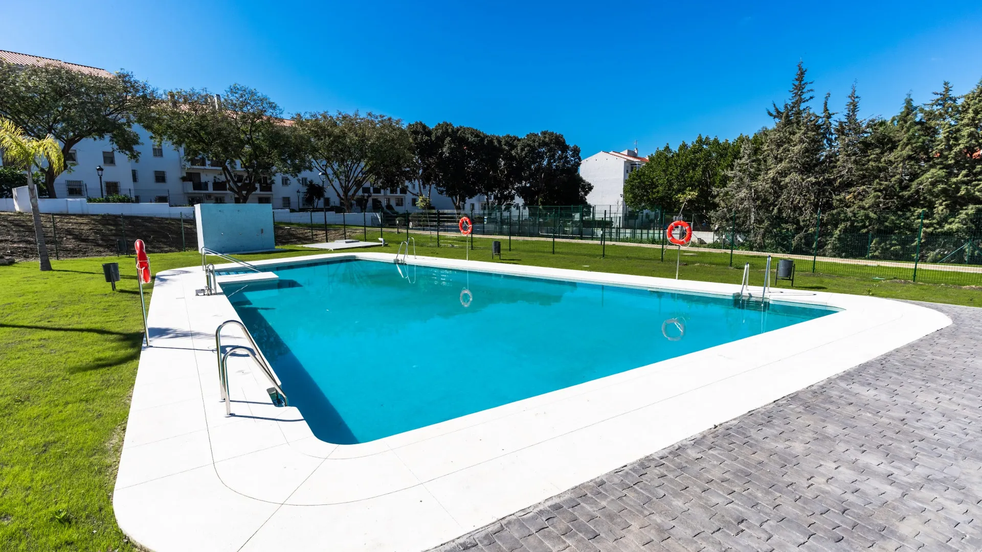 Comprar apartamento planta baja de 2 dormitorios en Estepona