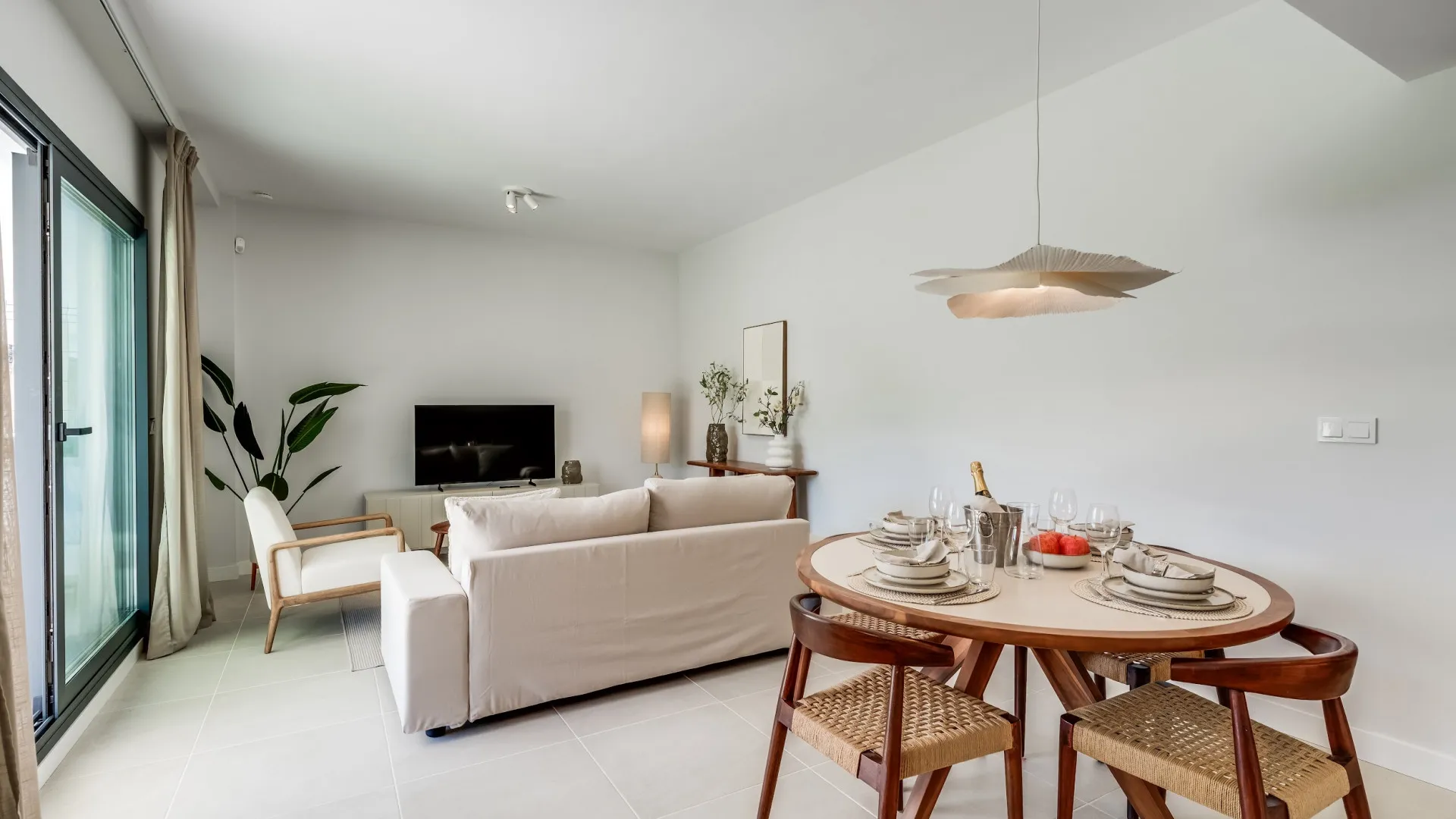 Comprar apartamento planta baja de 2 dormitorios en Estepona