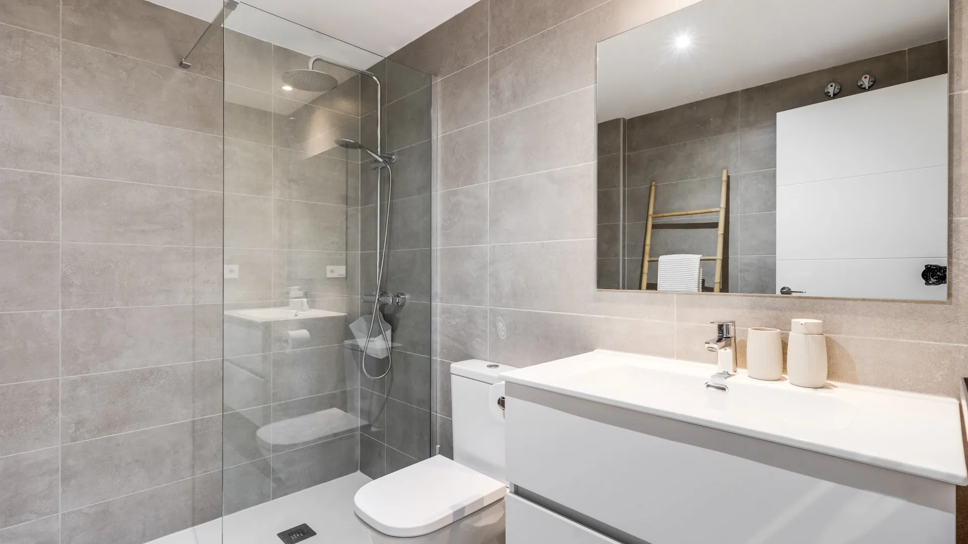 Comprar apartamento planta baja de 2 dormitorios en Estepona