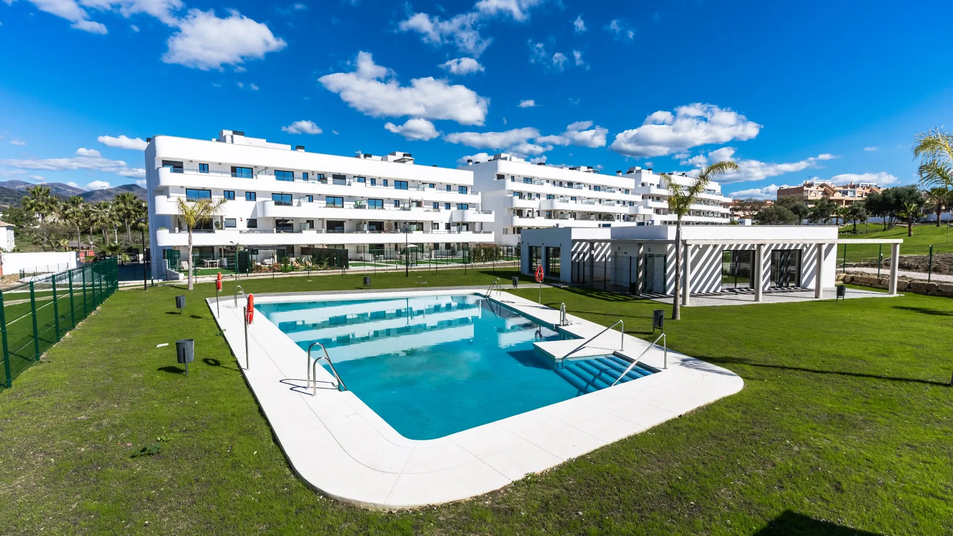Comprar apartamento planta baja de 2 dormitorios en Estepona