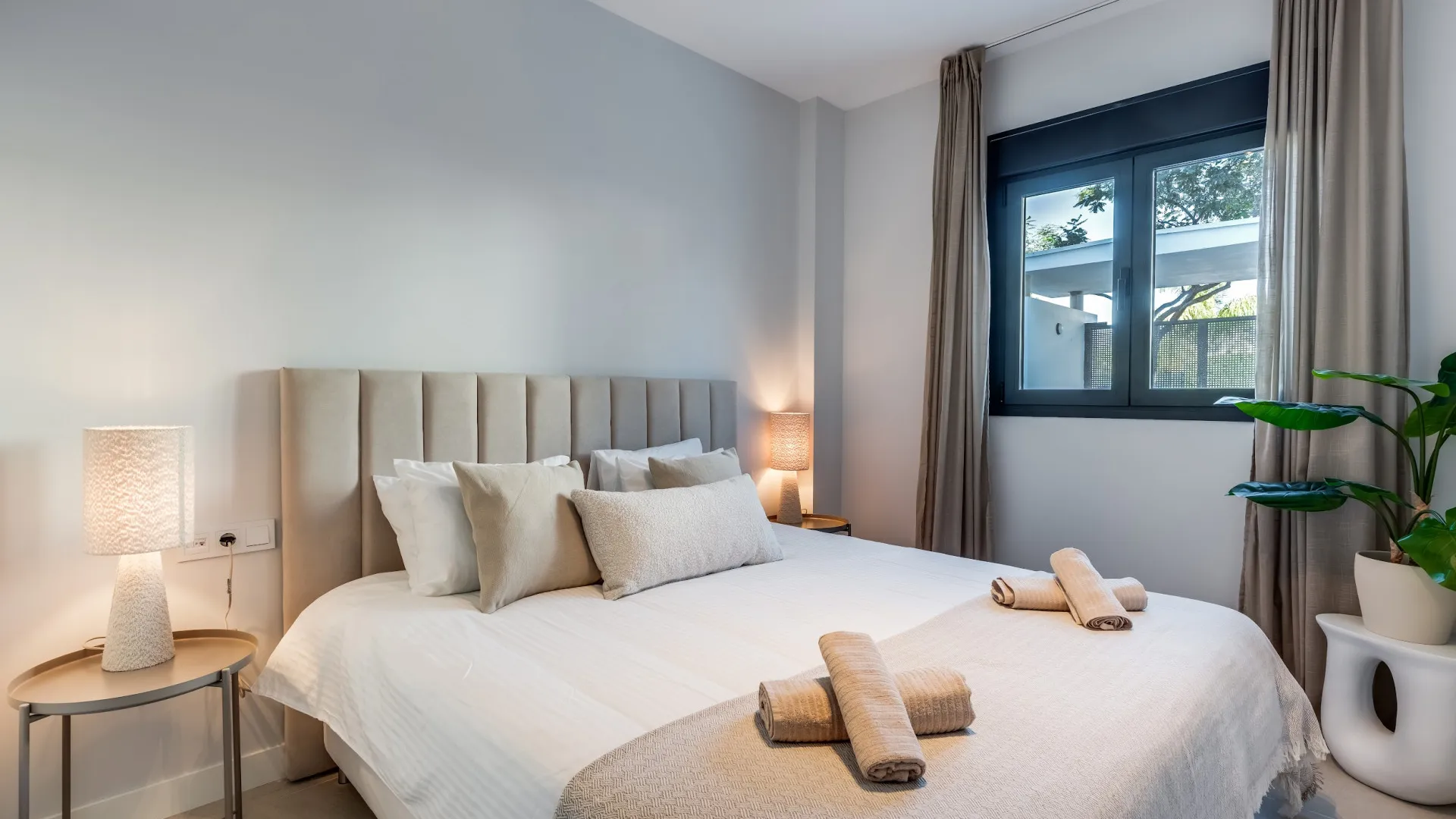 Comprar apartamento planta baja de 2 dormitorios en Estepona