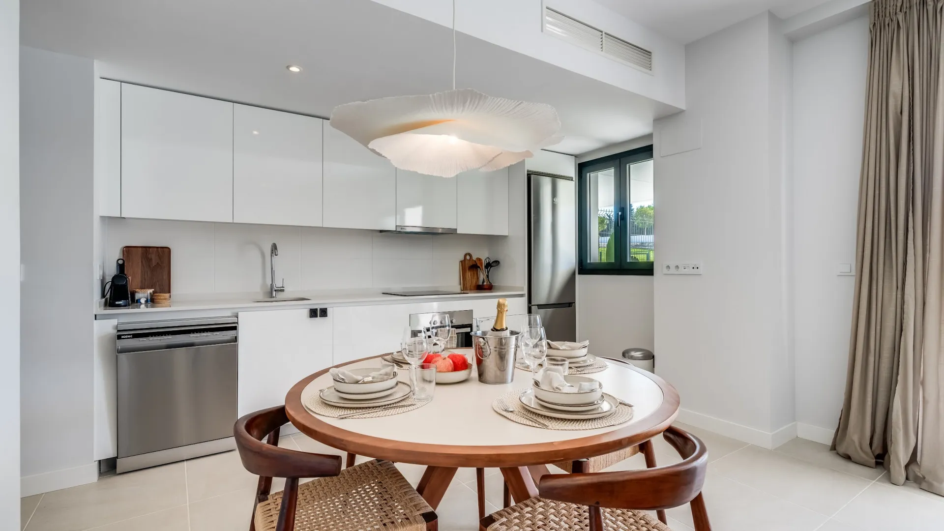 Comprar apartamento planta baja de 2 dormitorios en Estepona
