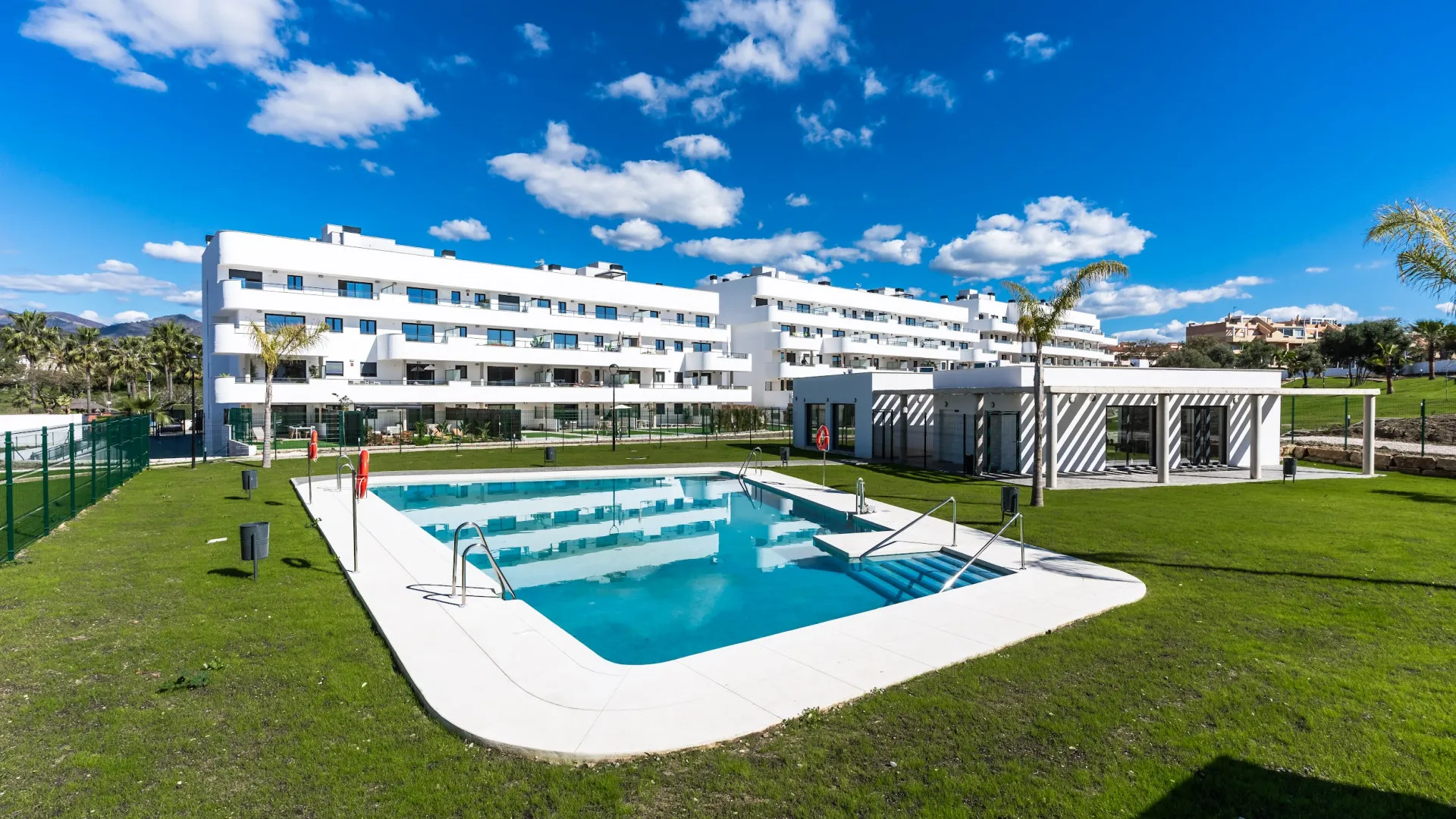 Comprar apartamento planta baja de 2 dormitorios en Estepona