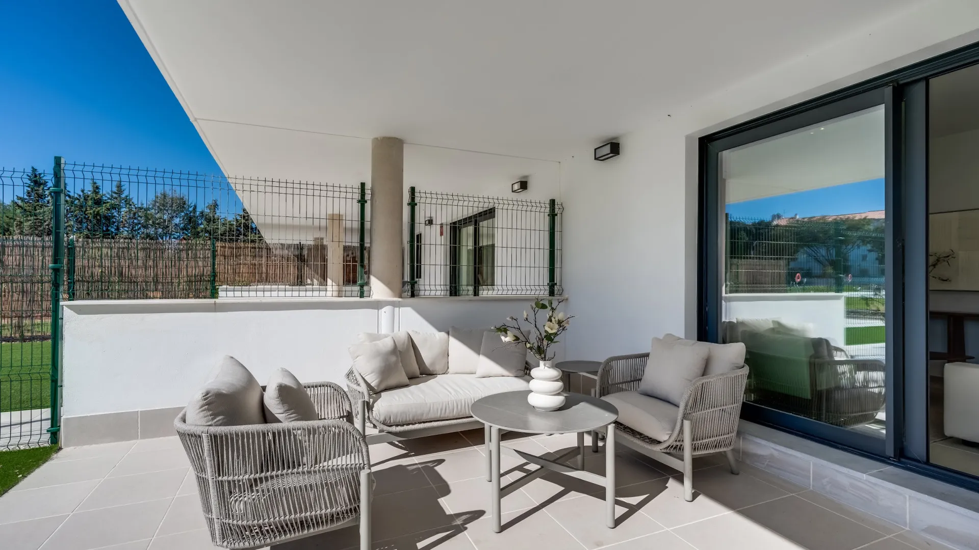 Comprar apartamento planta baja de 2 dormitorios en Estepona