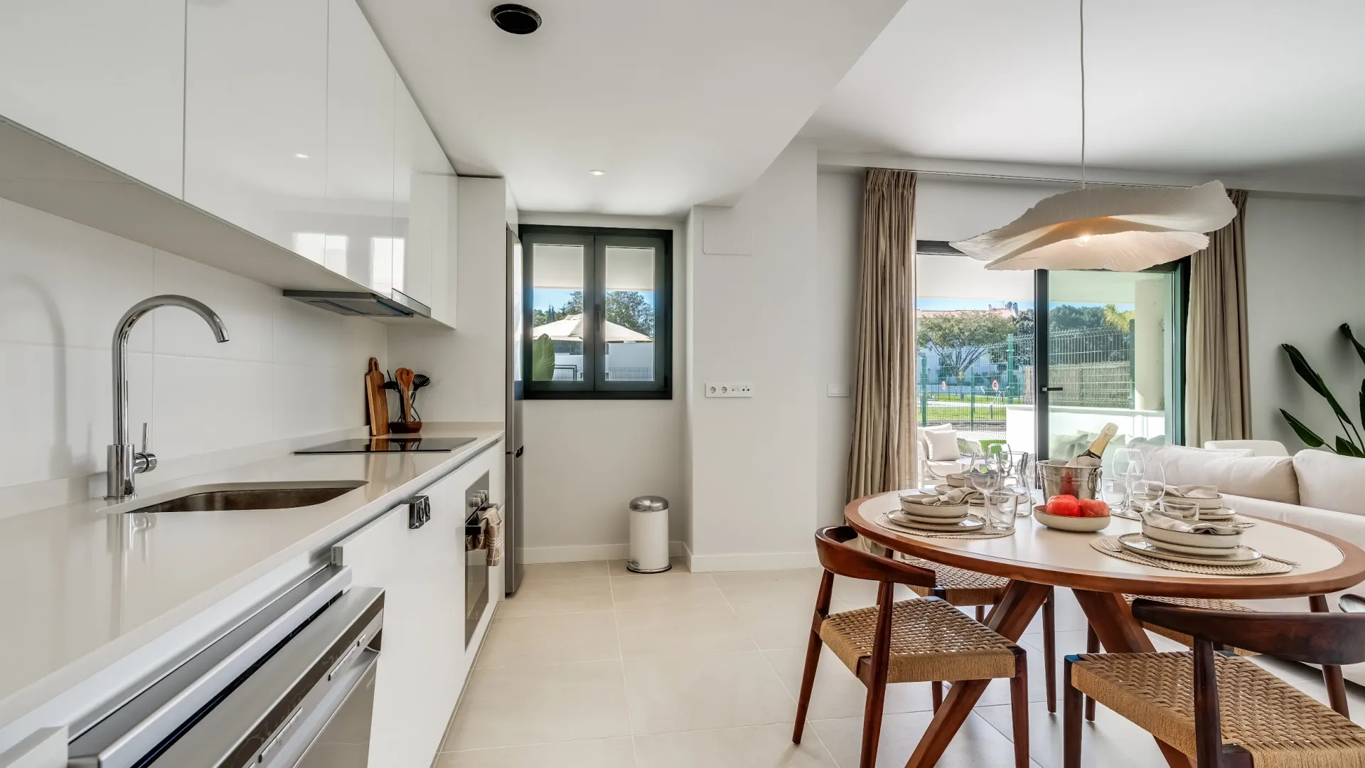 Comprar apartamento planta baja de 2 dormitorios en Estepona