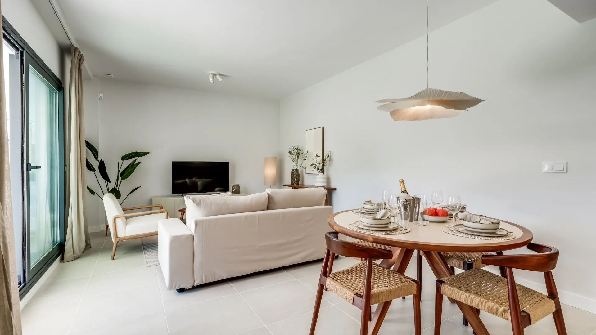 Comprar apartamento planta baja de 2 dormitorios en Estepona