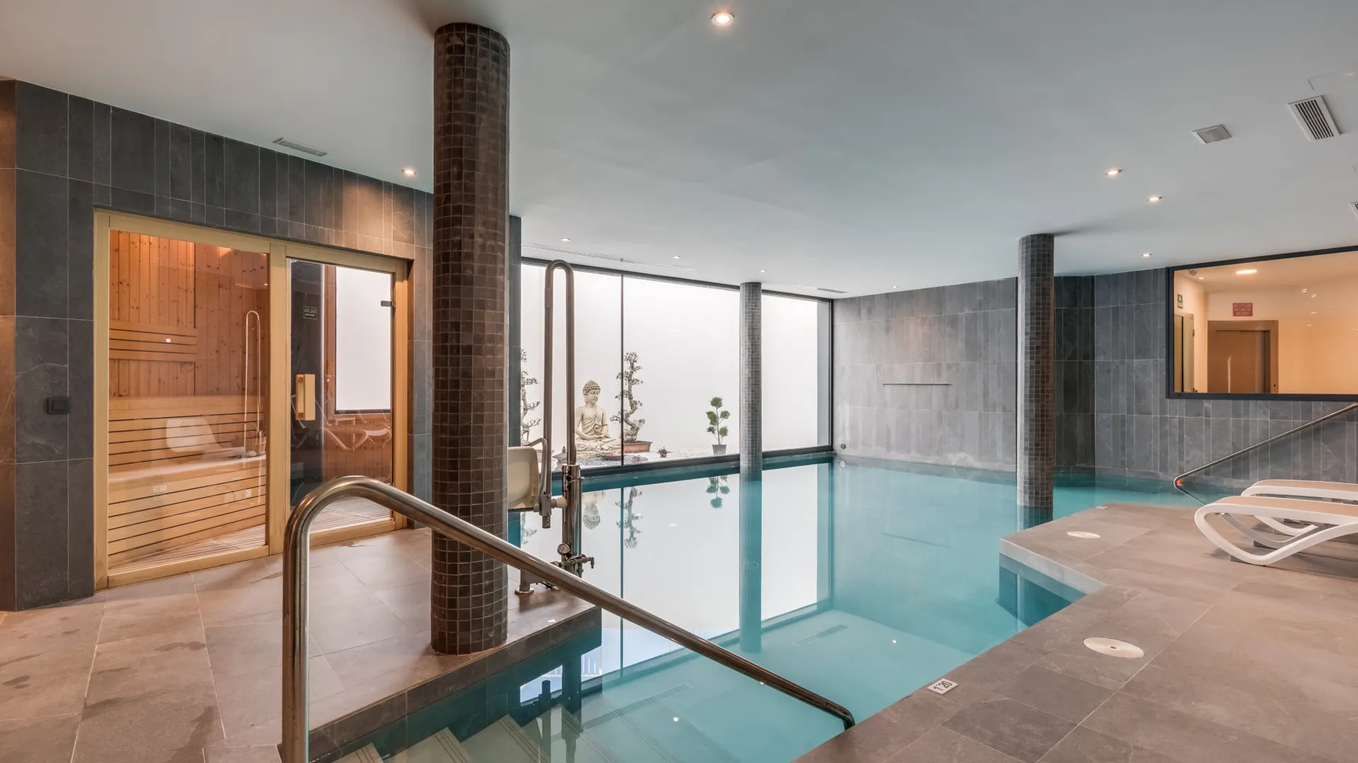 Estepona, apartamento de 2 dormitorios en venta