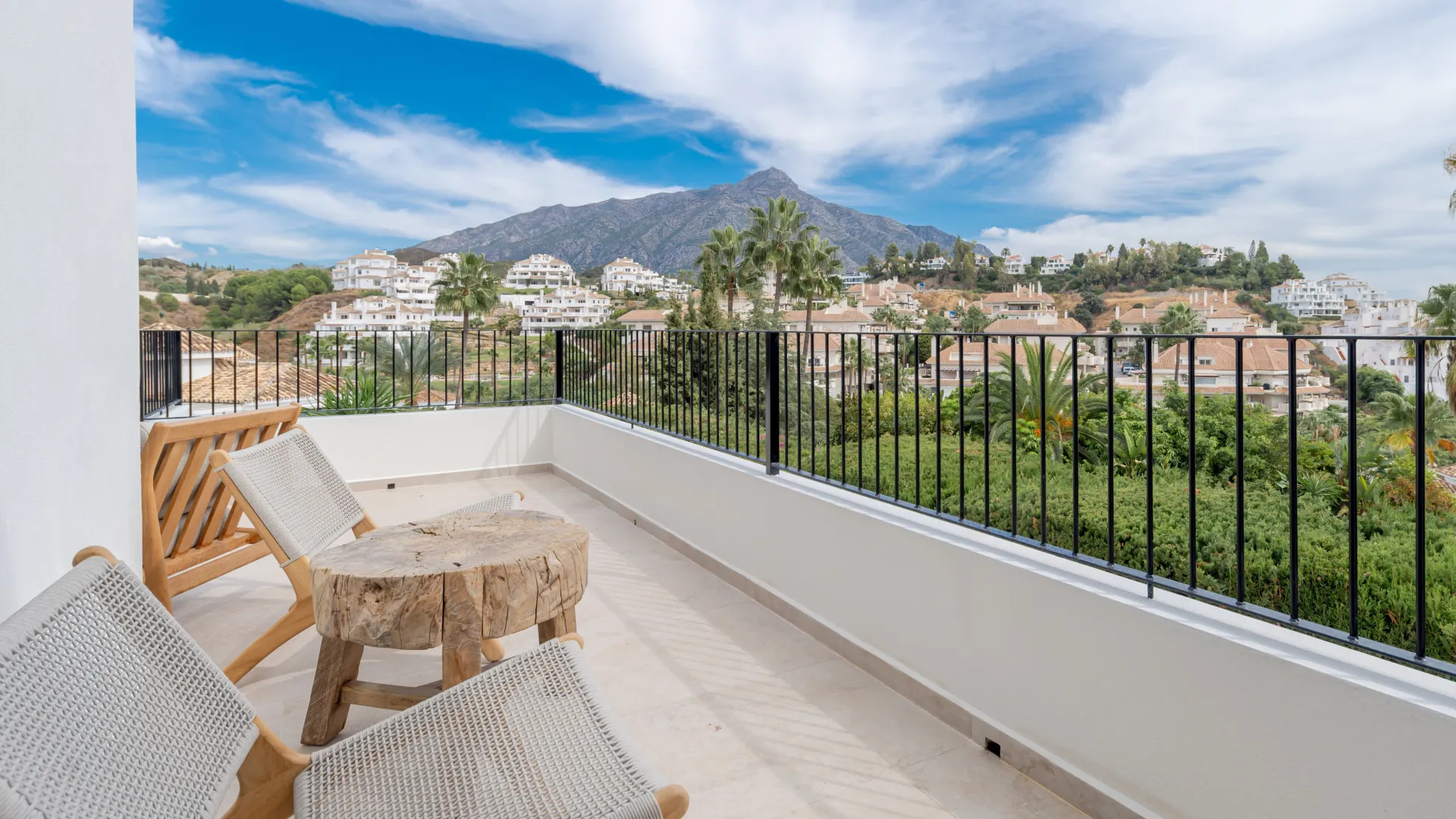 Los Naranjos Hill Club 4 bedrooms villa for sale