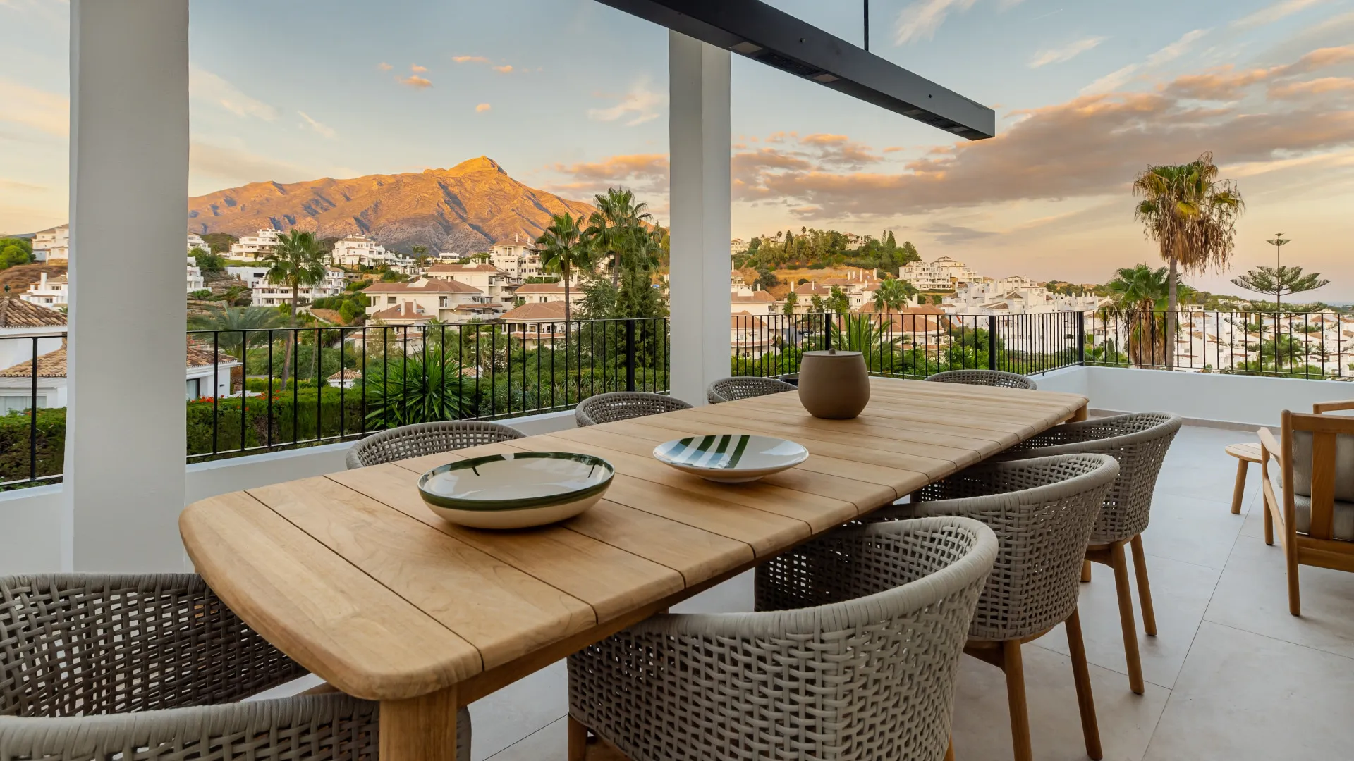 Los Naranjos Hill Club 4 bedrooms villa for sale
