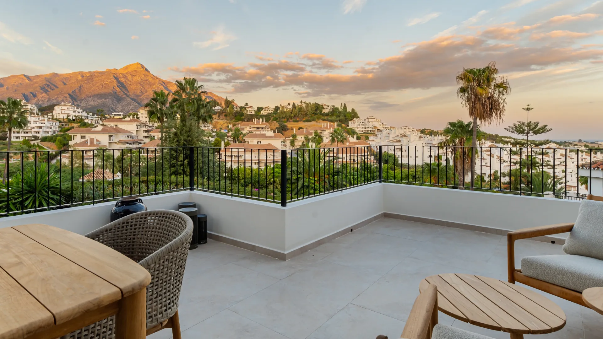 Los Naranjos Hill Club 4 bedrooms villa for sale