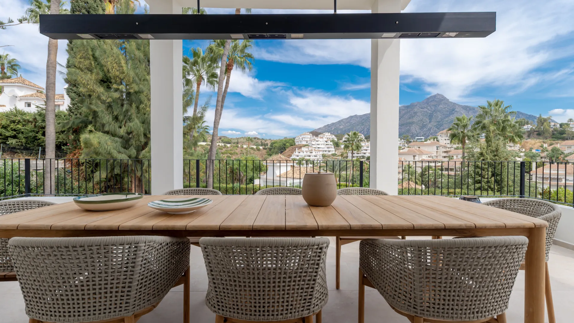 Los Naranjos Hill Club 4 bedrooms villa for sale
