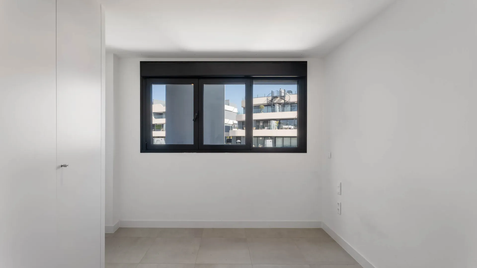 Buy penthouse with 3 bedrooms in Estepona East