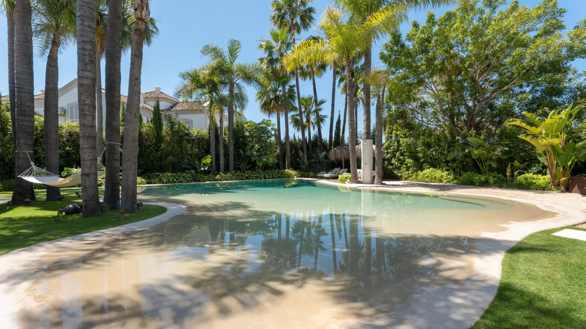 For sale 6 bedrooms villa in Nueva Andalucia