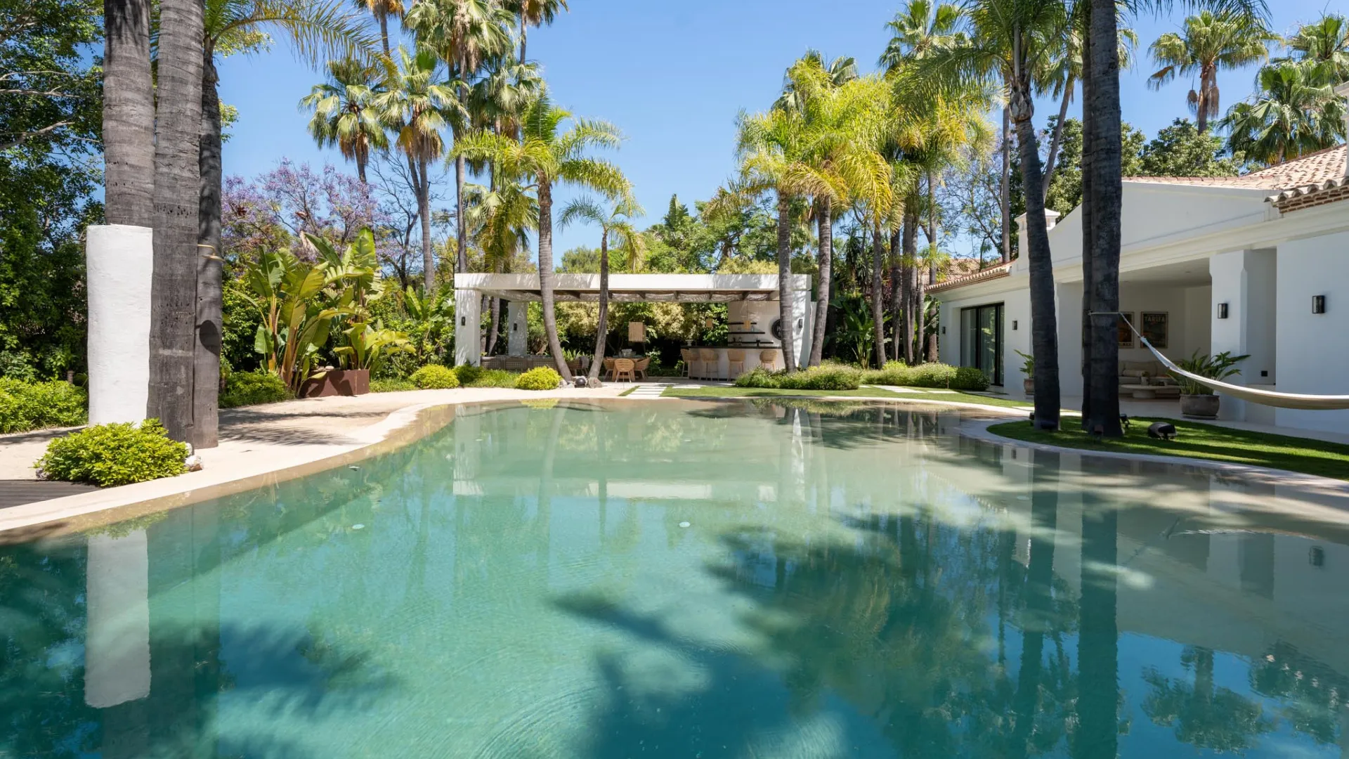 For sale 6 bedrooms villa in Nueva Andalucia