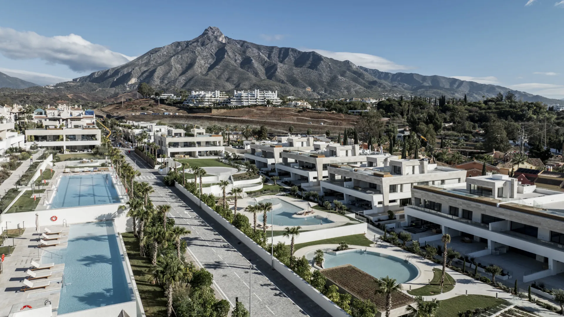 Comprar duplex planta baja de 5 dormitorios en Marbella Ciudad