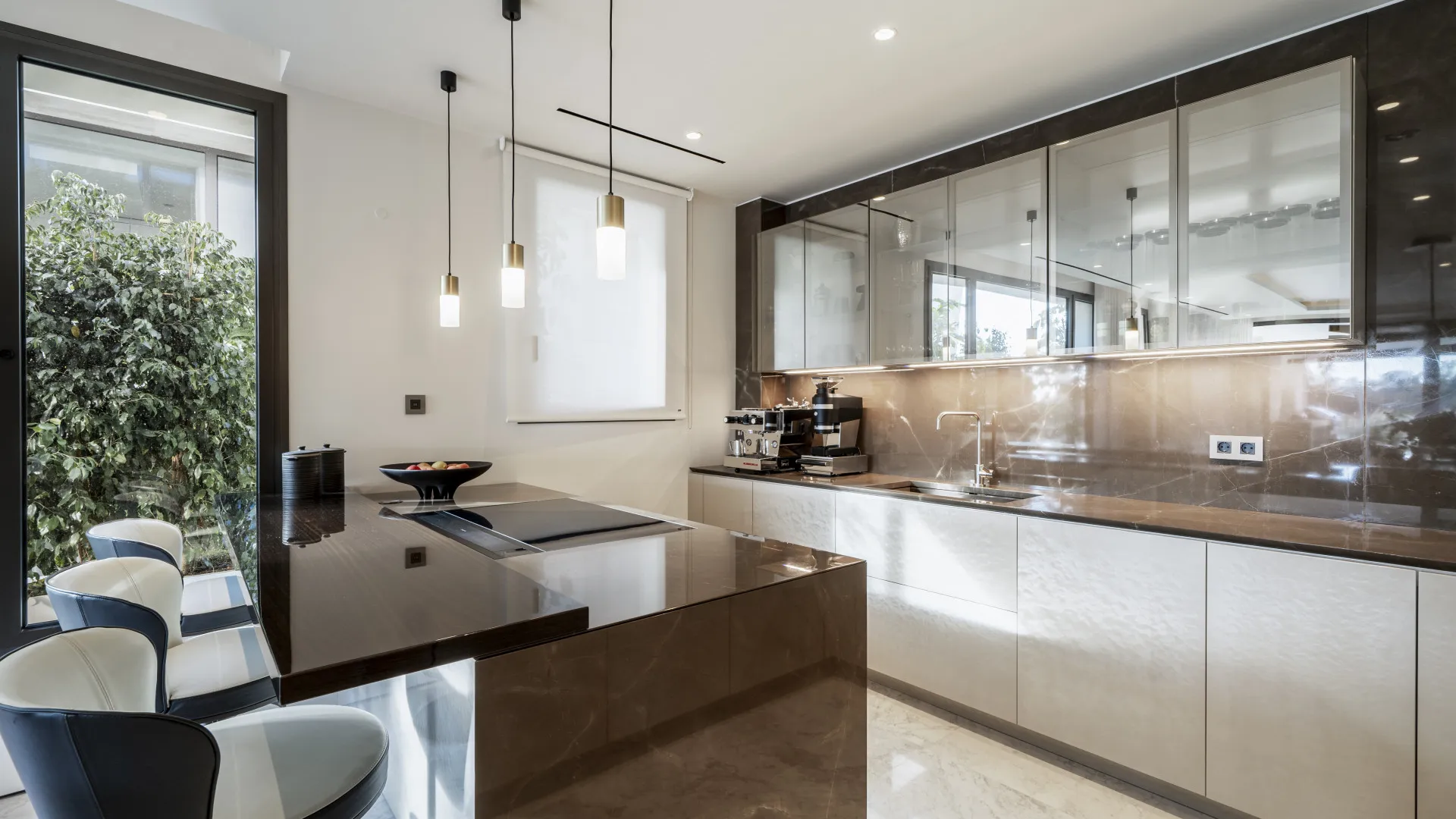 Comprar duplex planta baja de 5 dormitorios en Marbella Ciudad