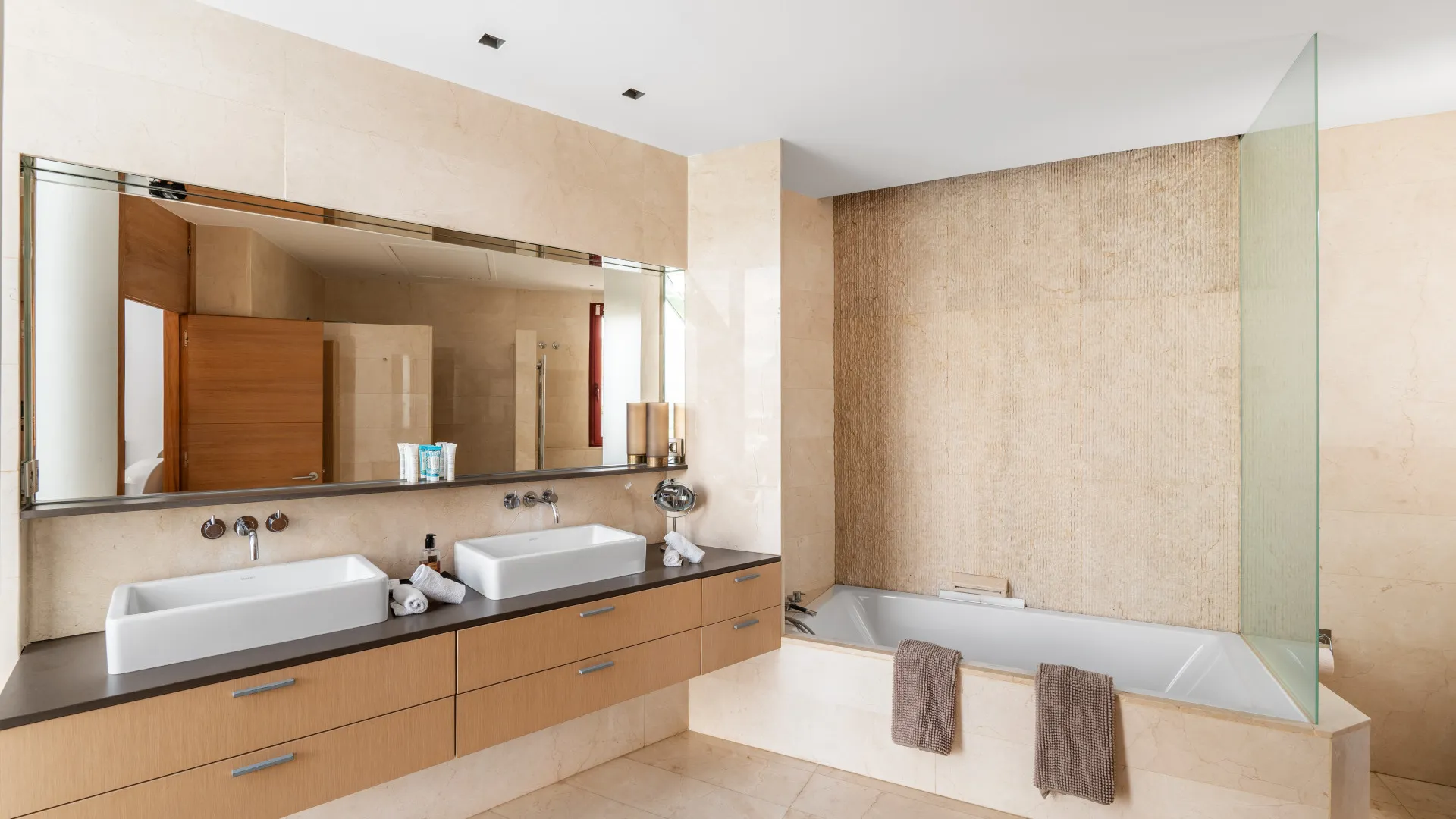 Buy villa in Nueva Andalucia