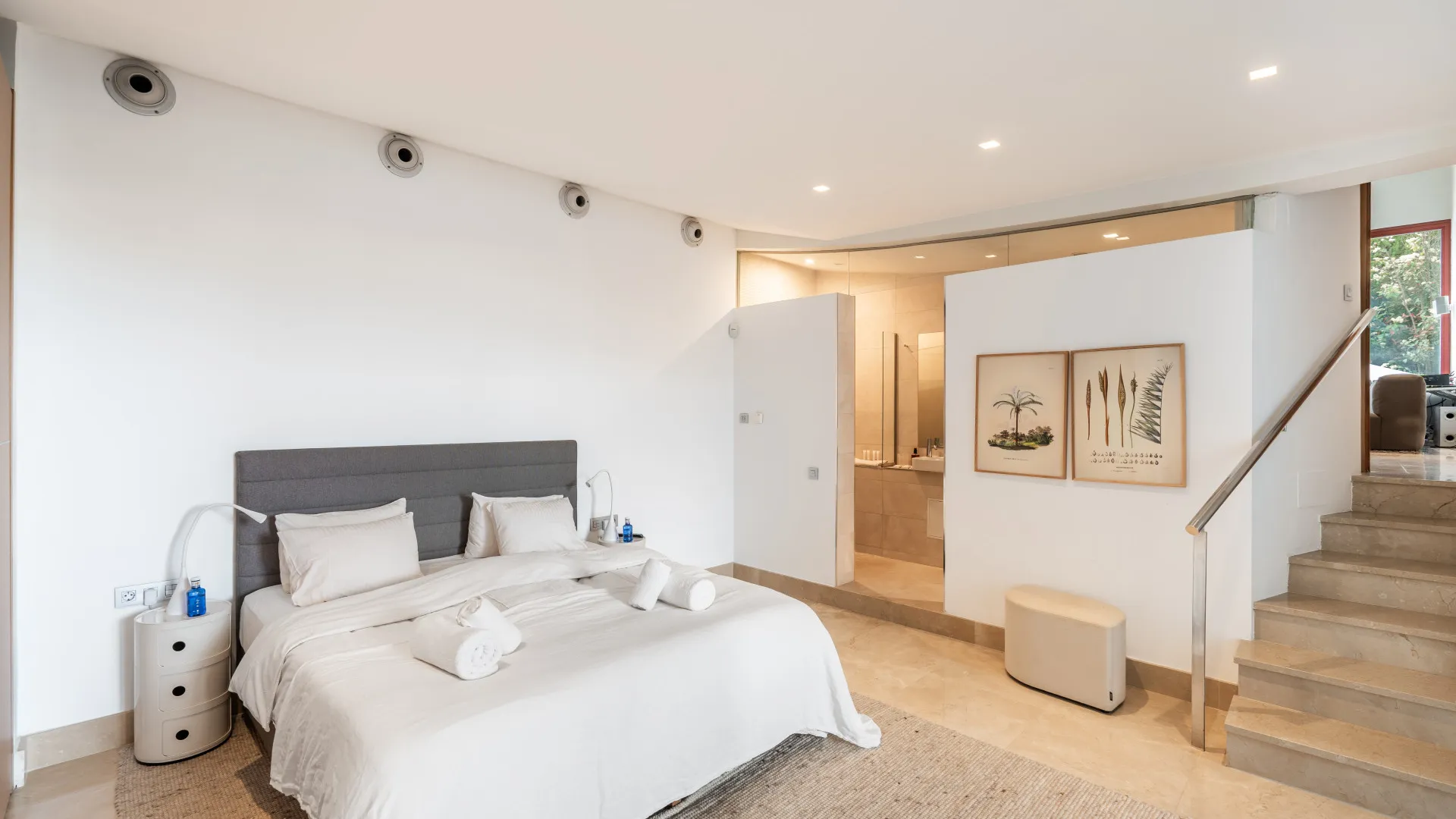 Buy villa in Nueva Andalucia