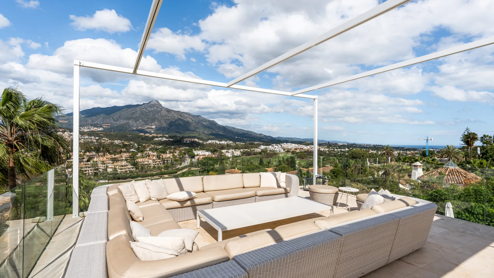 Buy villa in Nueva Andalucia