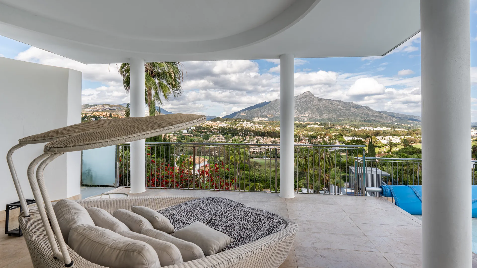Buy villa in Nueva Andalucia
