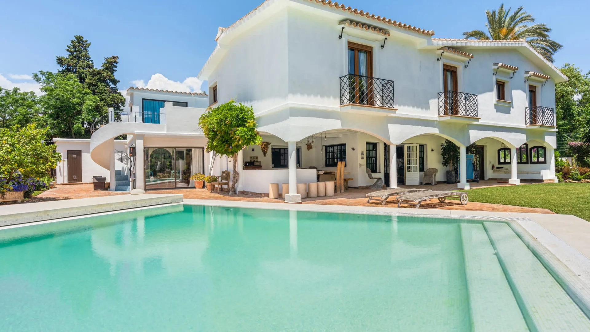 Se vende villa de 4 dormitorios en Guadalmina Baja