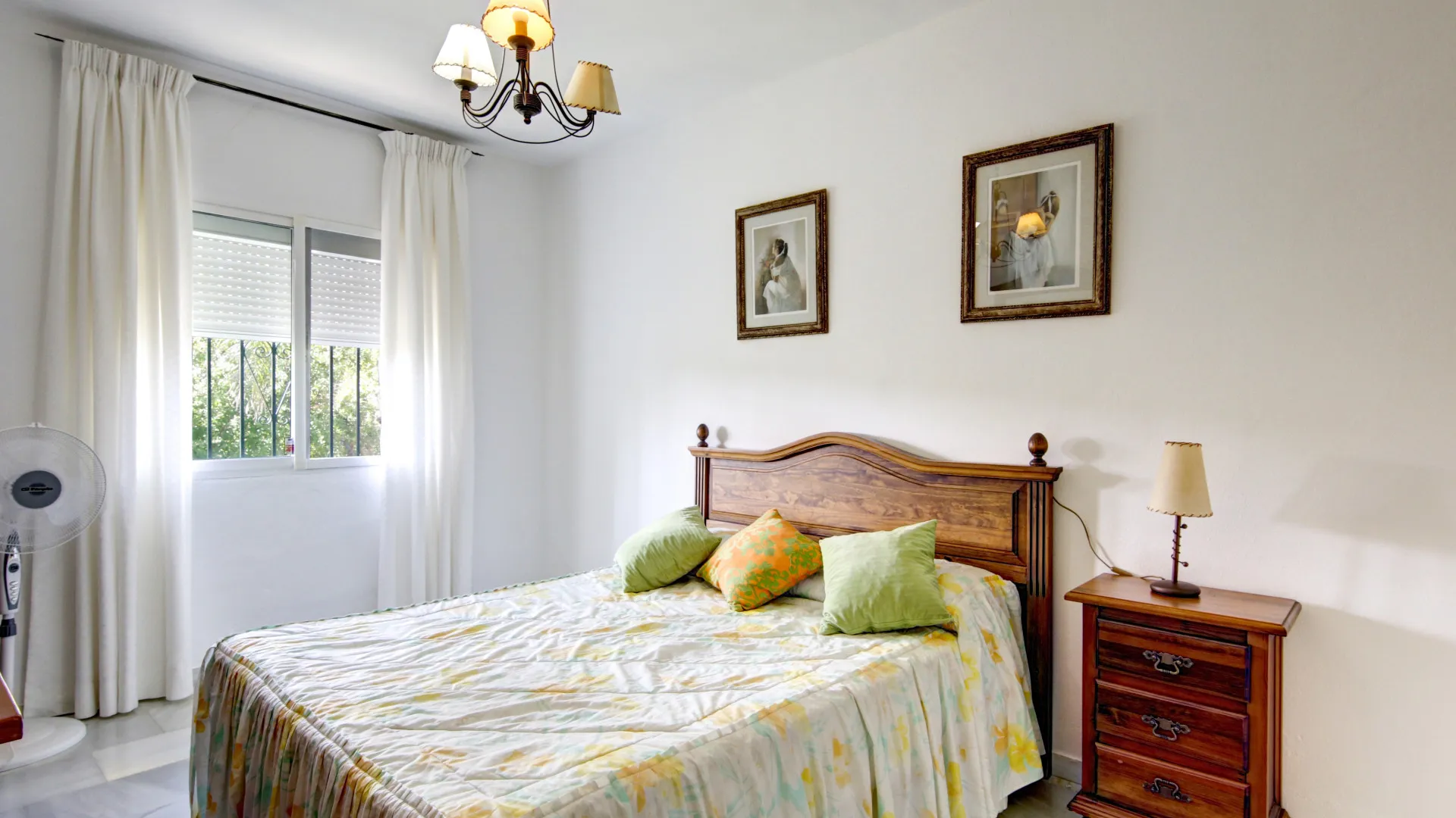 Villa for sale in Estepona with 6 bedrooms