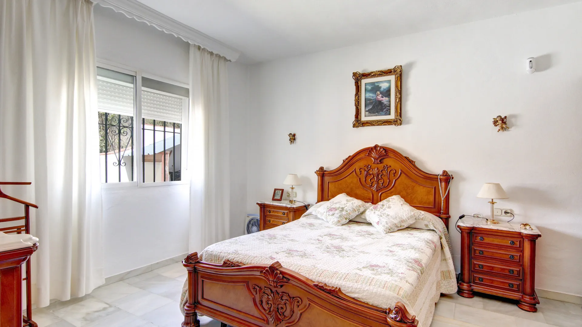 Villa for sale in Estepona with 6 bedrooms