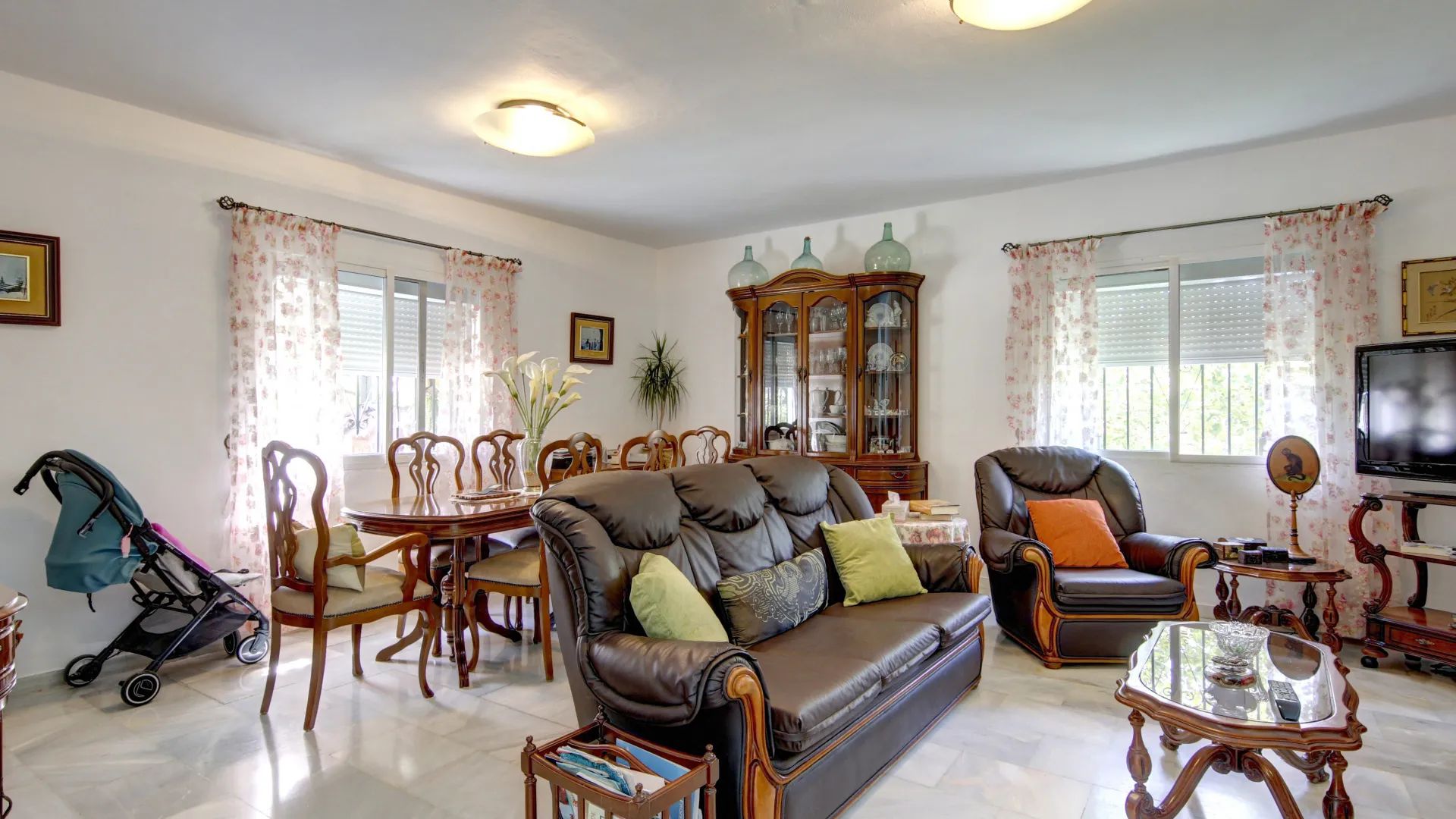 Villa for sale in Estepona with 6 bedrooms