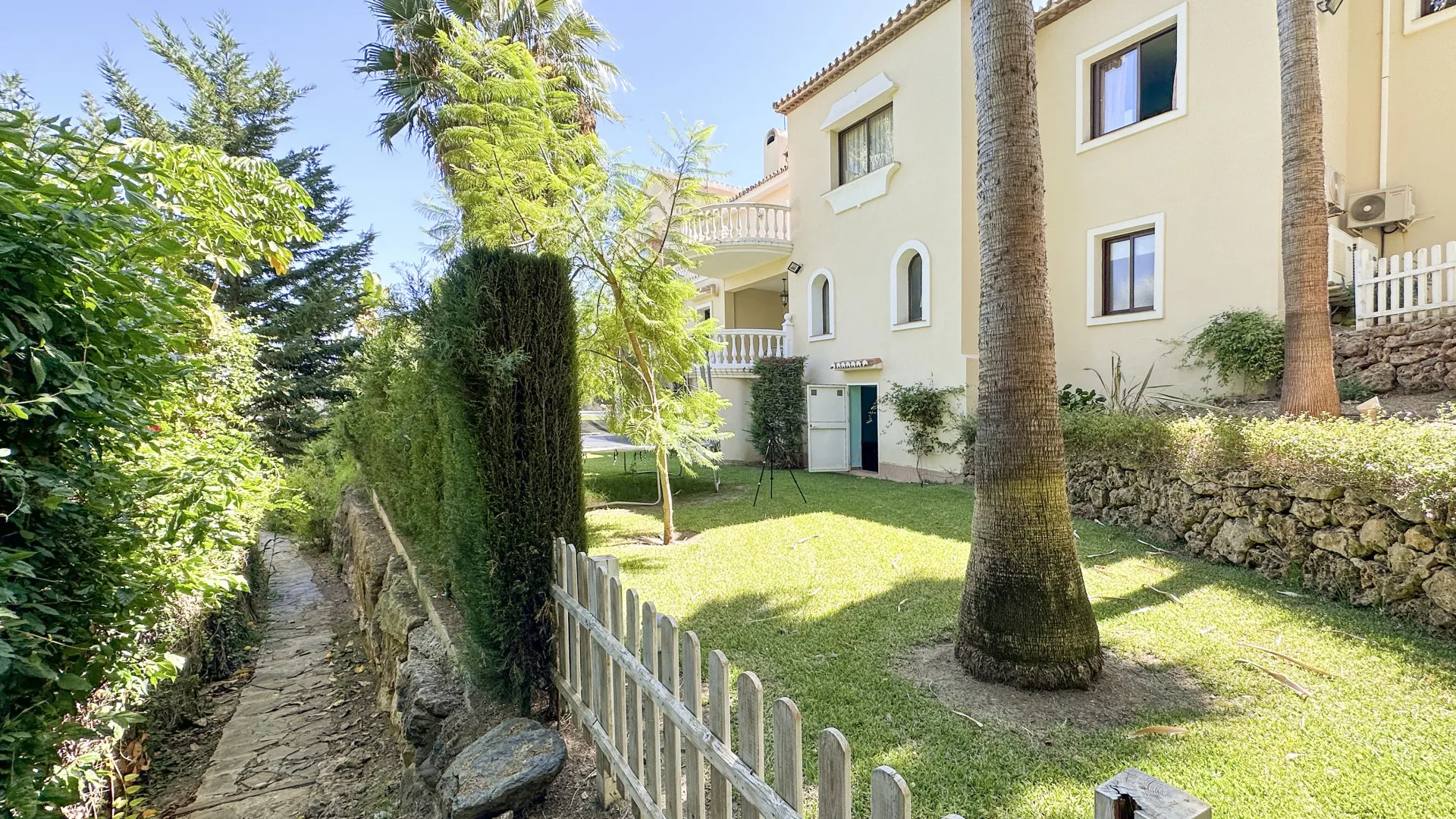 Altos del Paraiso 6 bedrooms villa for sale