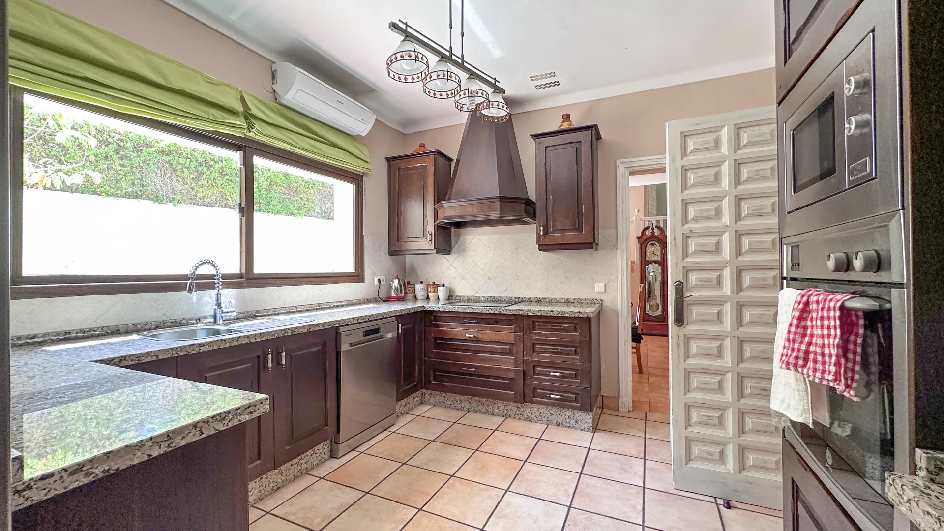 Altos del Paraiso 6 bedrooms villa for sale
