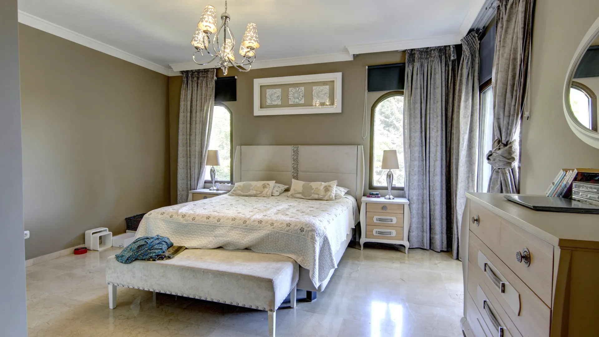 Altos del Paraiso 6 bedrooms villa for sale
