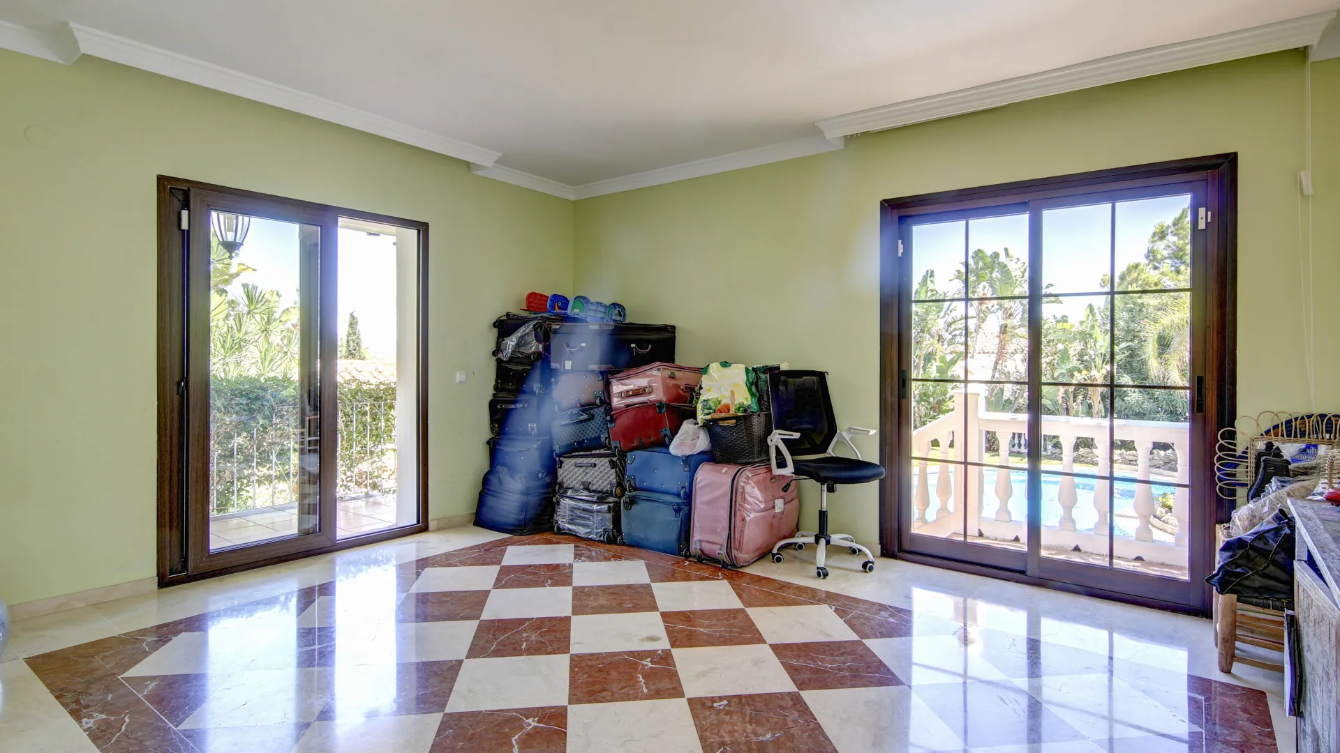 Altos del Paraiso 6 bedrooms villa for sale